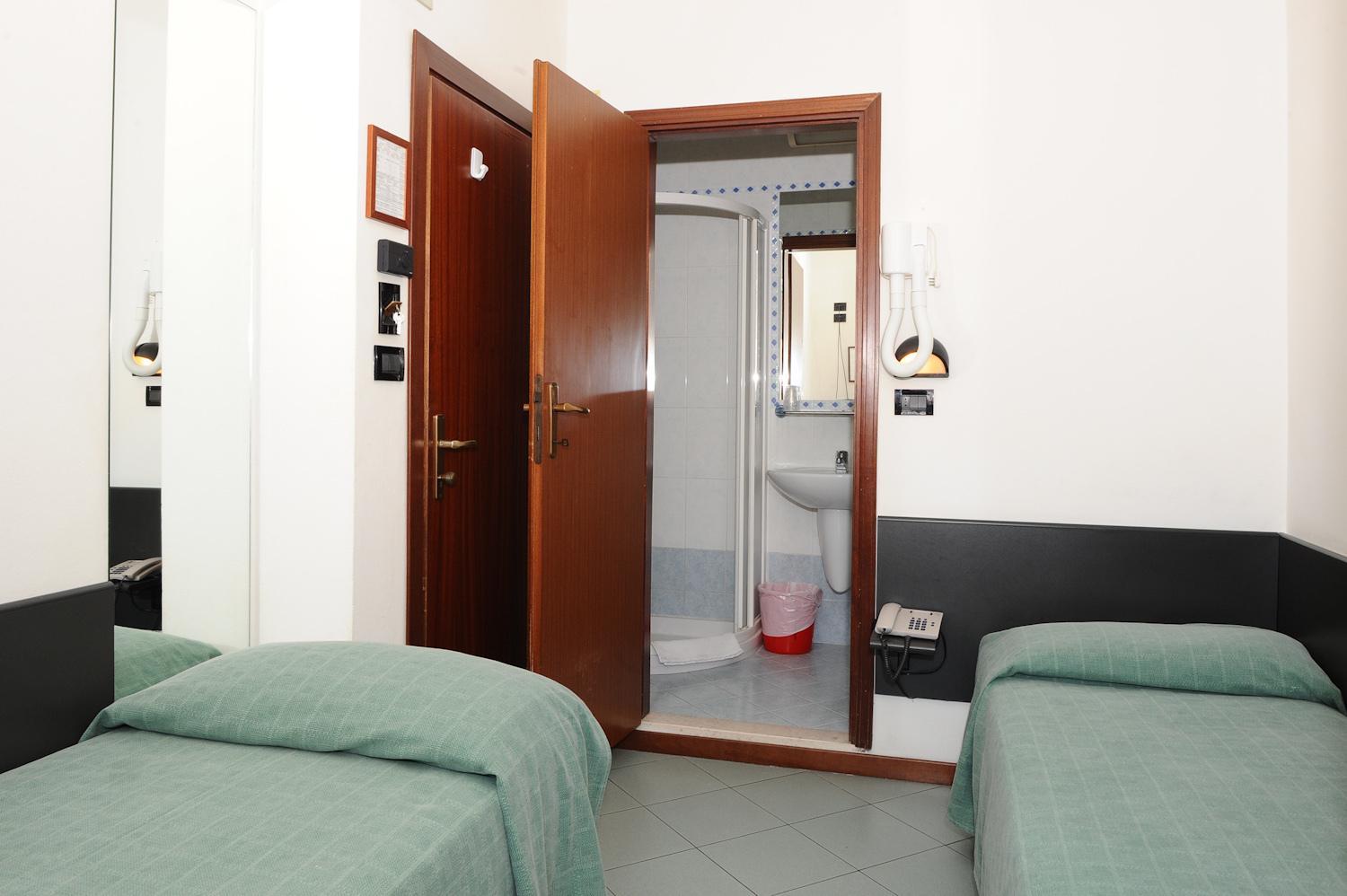 Economy Twin Room - Photo 5