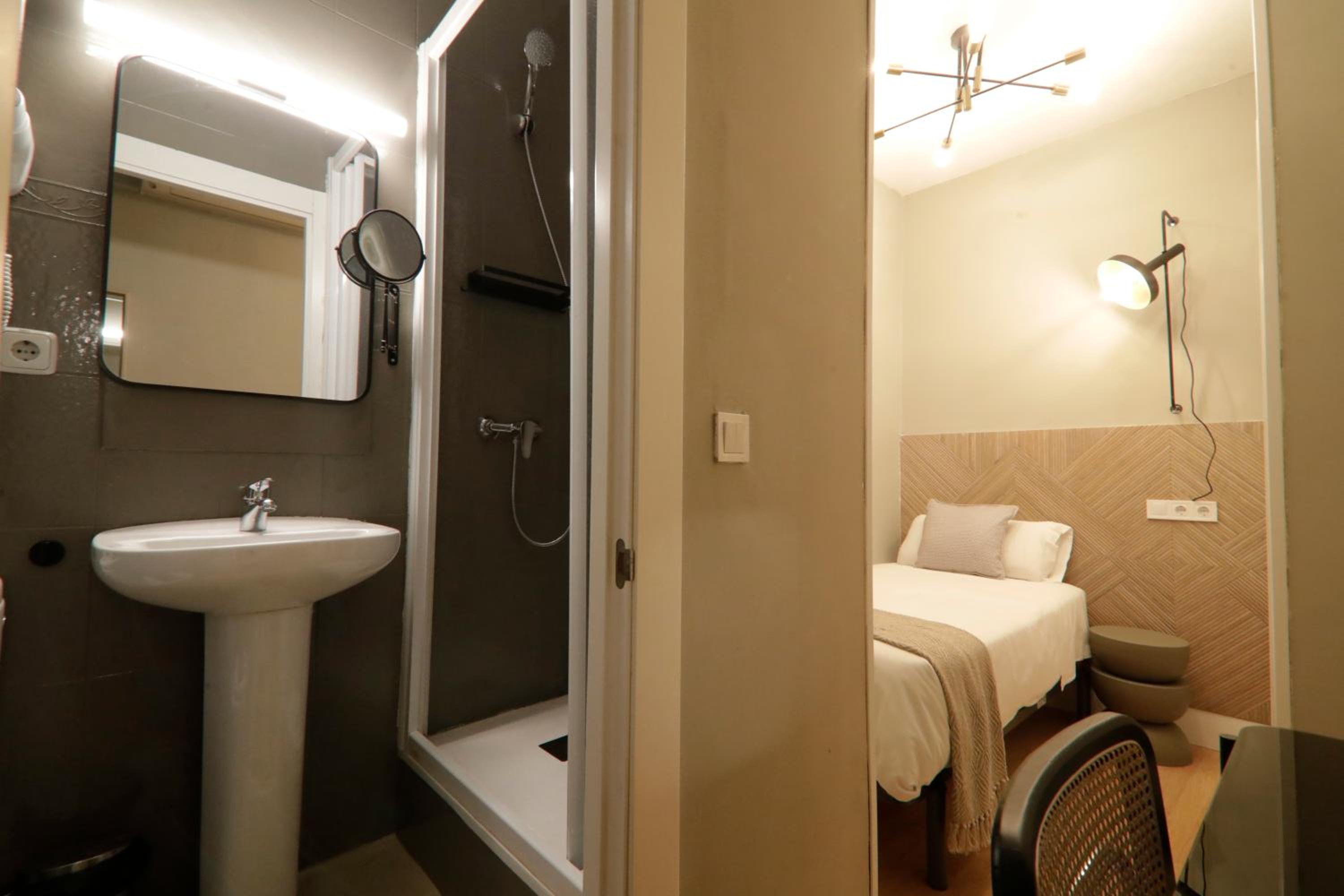Small Single Room photo 2