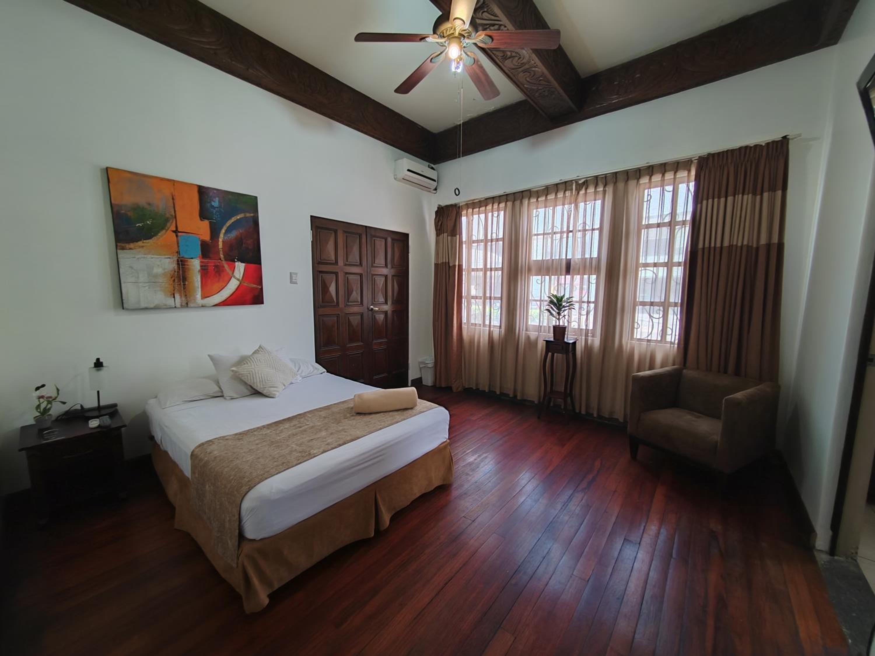 Queen Room photo 1