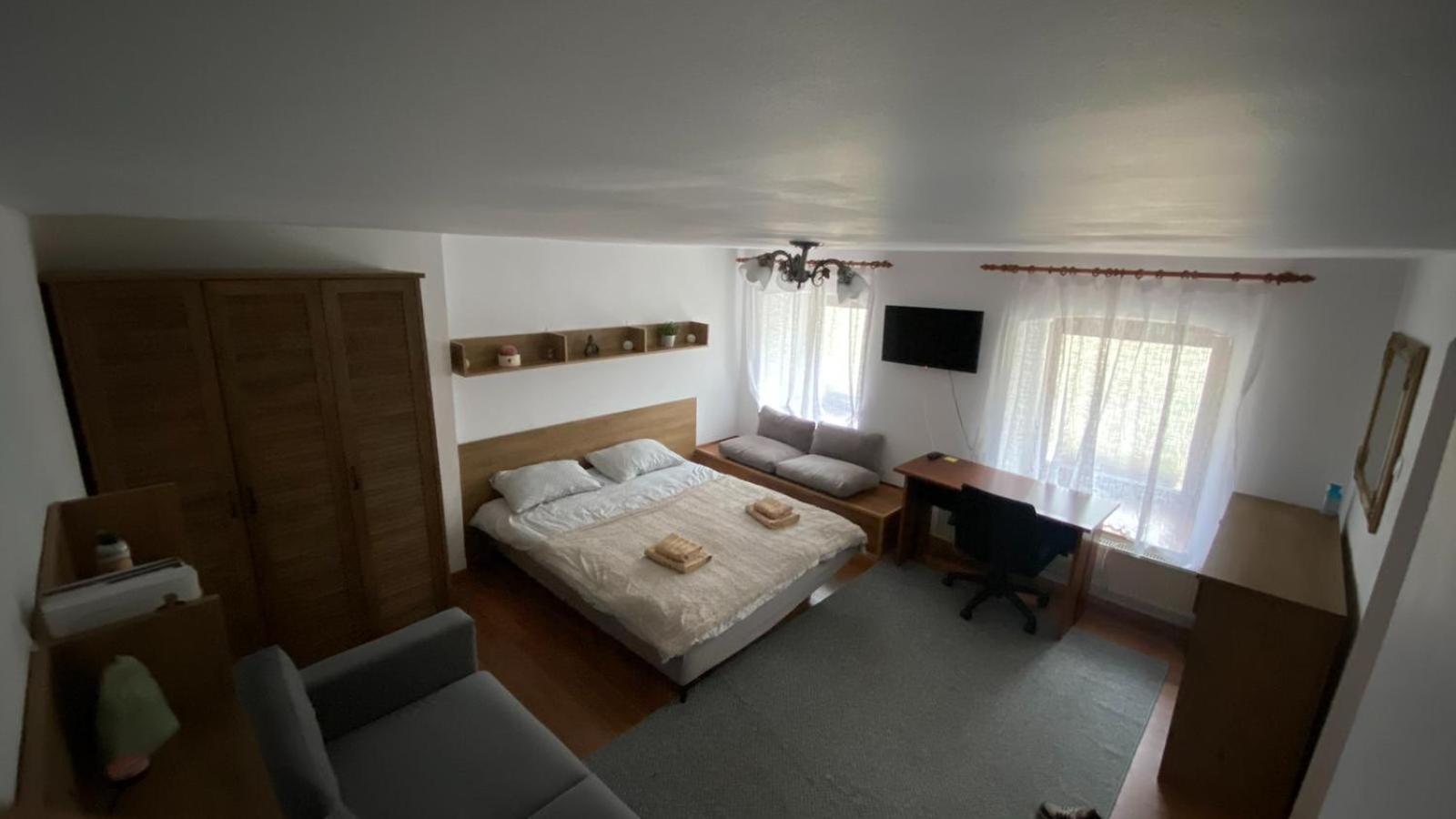 One-Bedroom Apartment photo 1