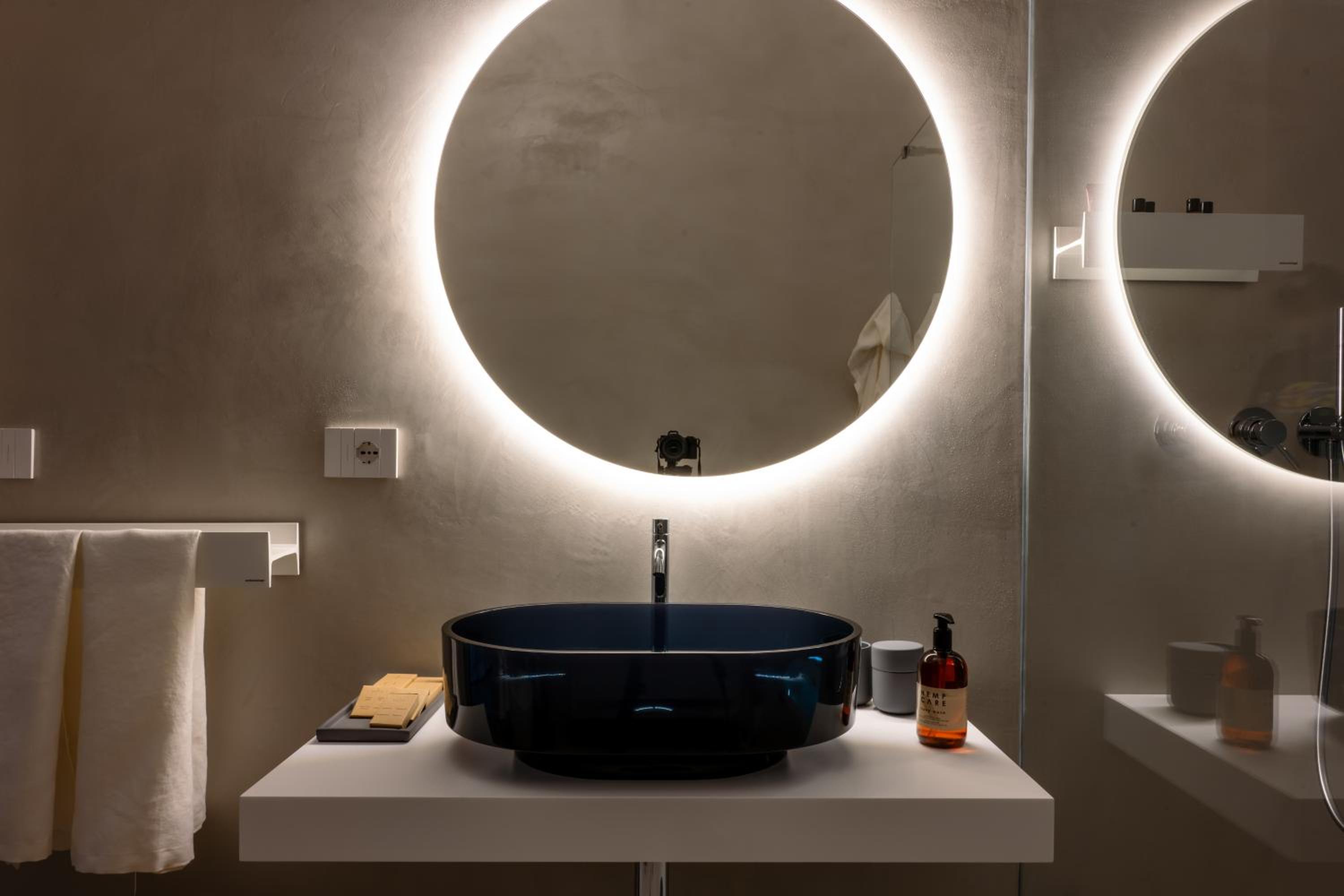 King Room with Spa Bath - Photo 8