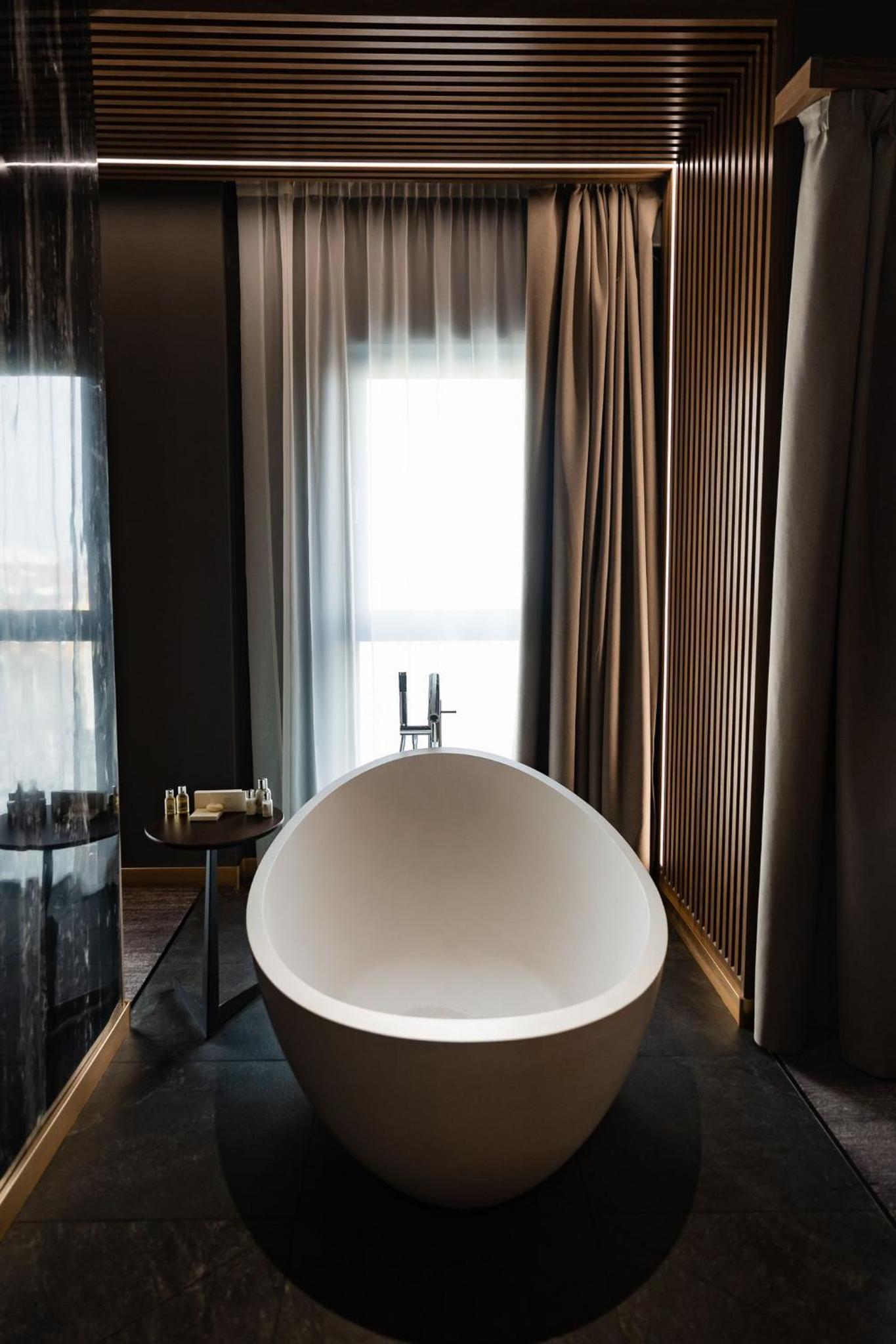 Deluxe Suite with Spa Bath - Photo 6