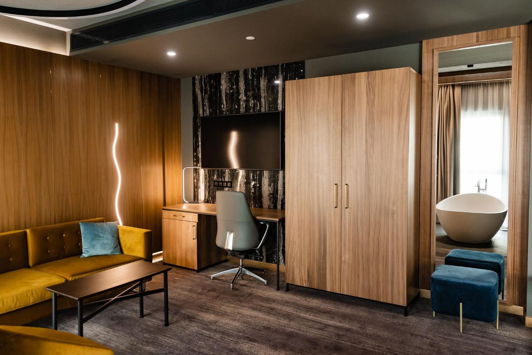 Deluxe Suite with Spa Bath - Photo 7