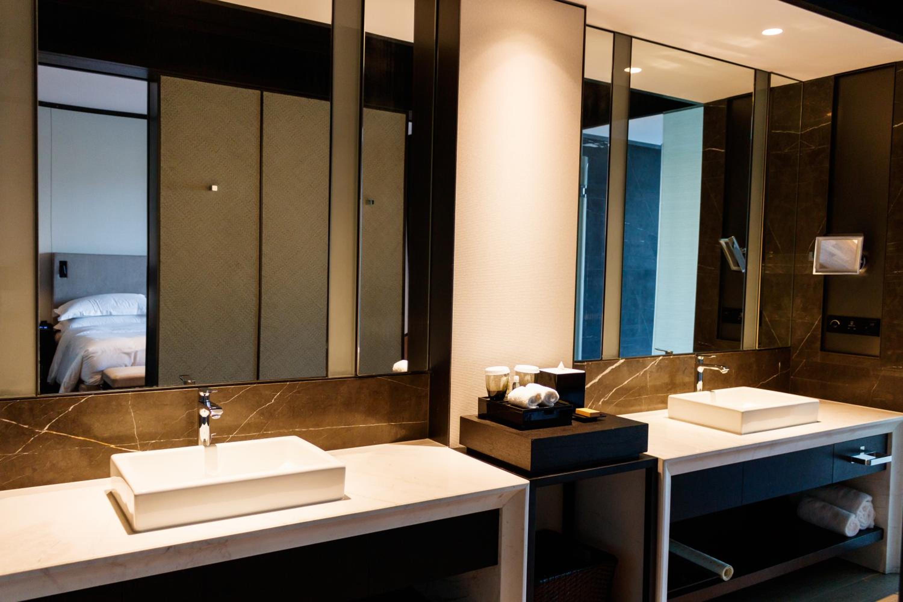 Deluxe Twin Room with Balcony and Lake View photo 2