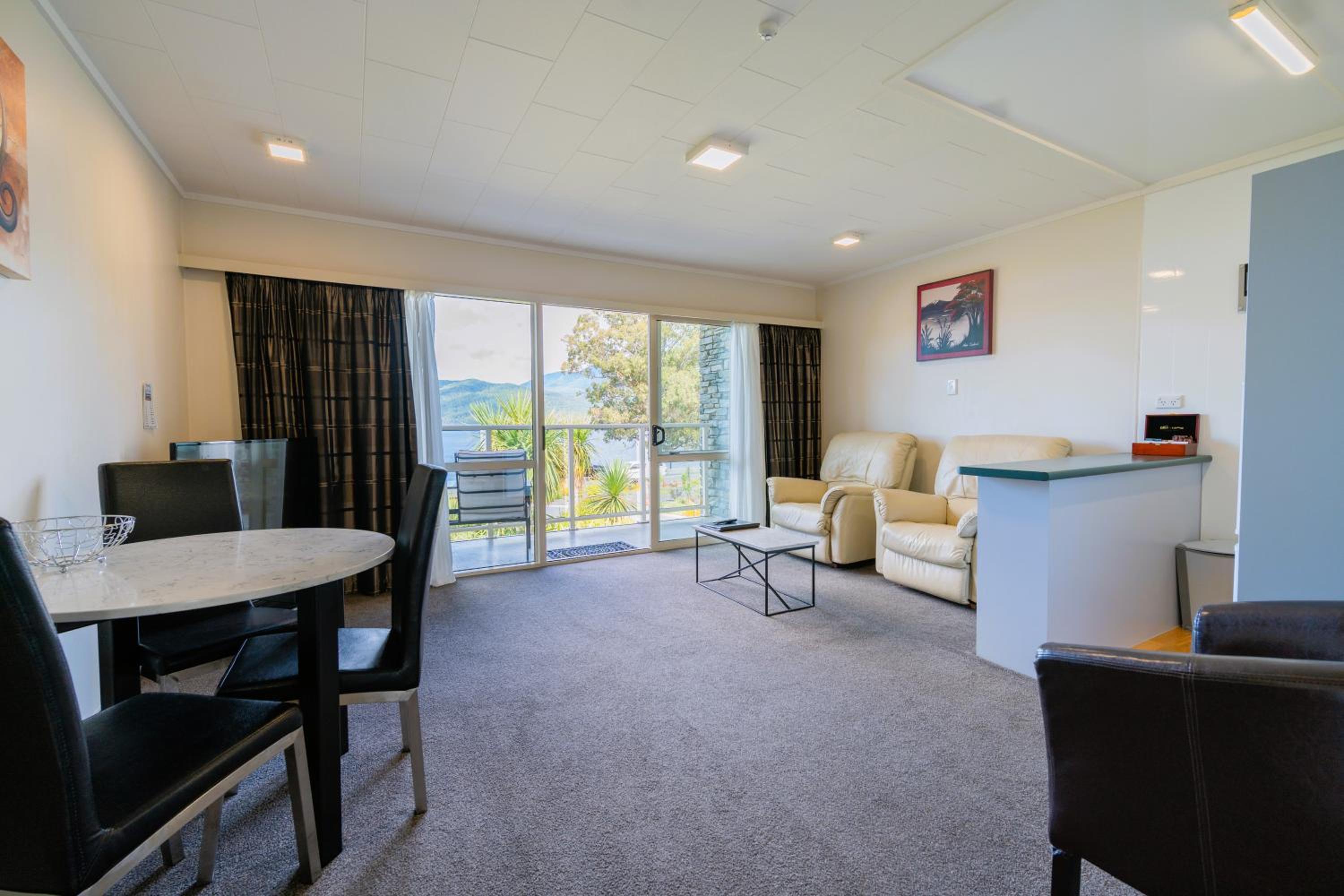 King One-Bedroom Apartment - Upstairs Lakeview