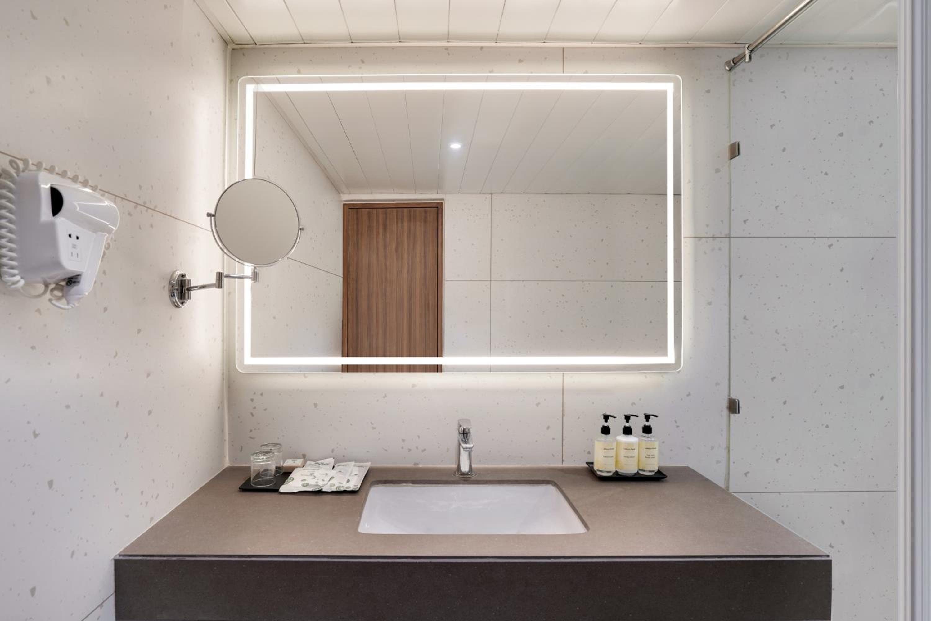 Executive Room (Complimentary Welcome Drink on arrival and 15% Off on Laundry service) - Photo 5