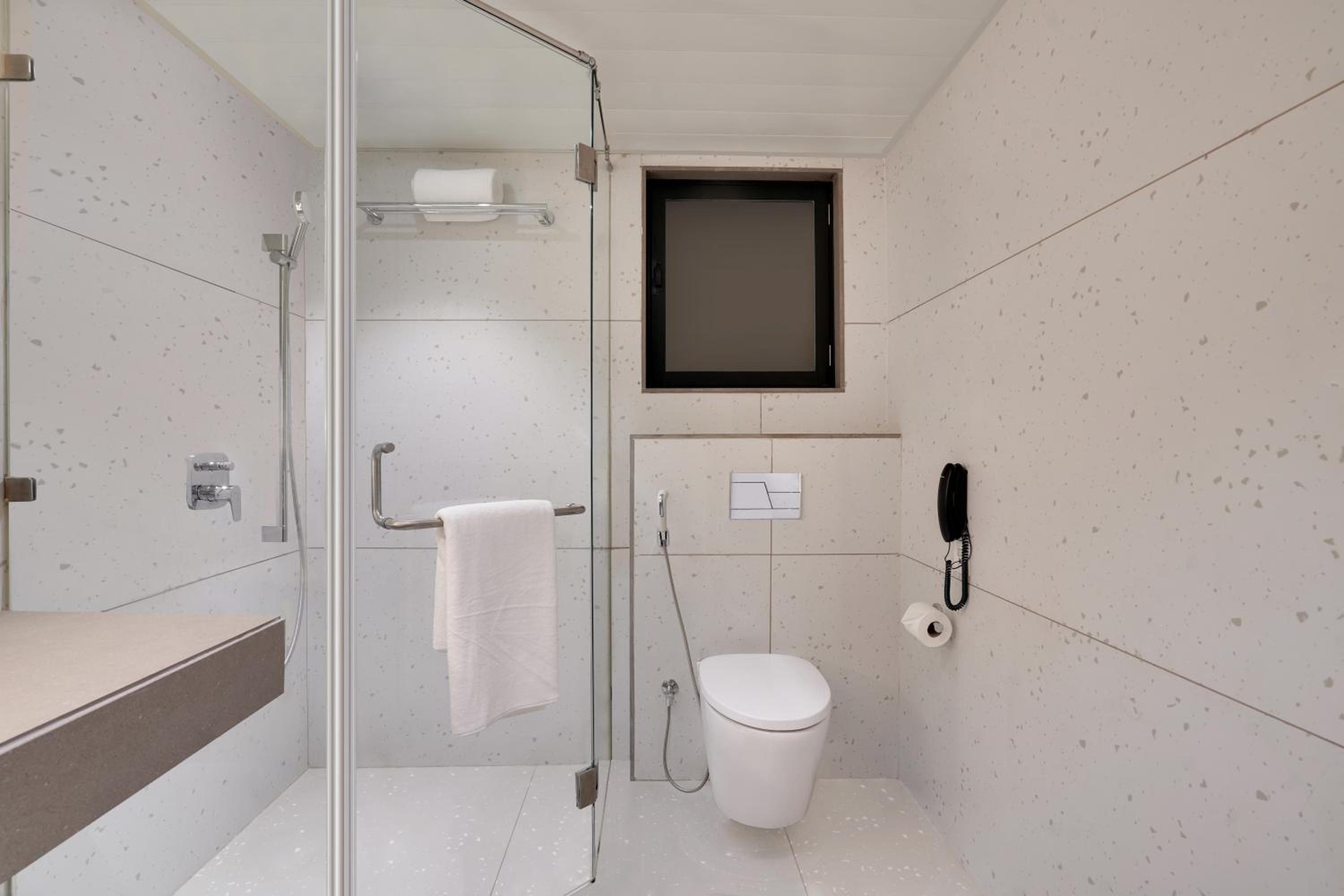 Executive Room (Complimentary Welcome Drink on arrival and 15% Off on Laundry service) - Photo 4