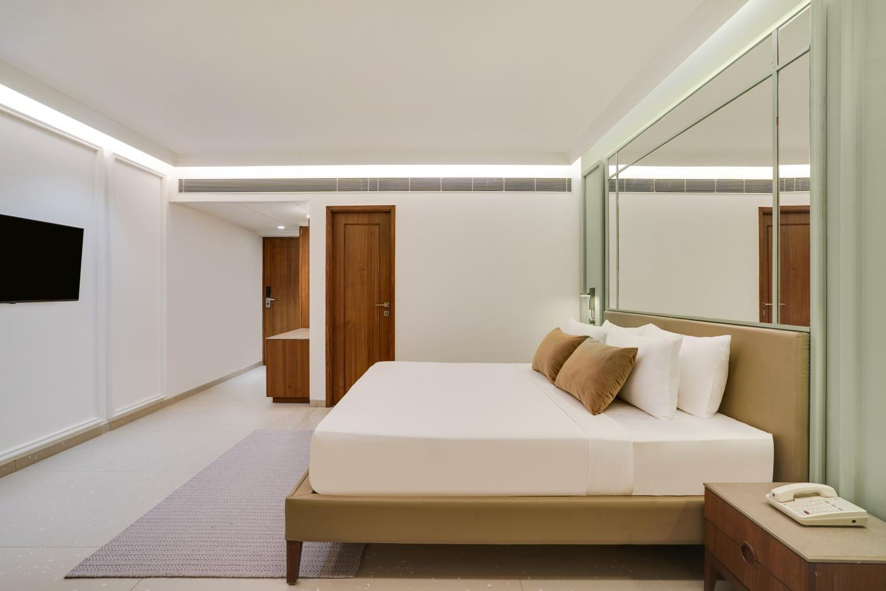 Executive Room (Complimentary Welcome Drink on arrival and 15% Off on Laundry service) - Photo 8