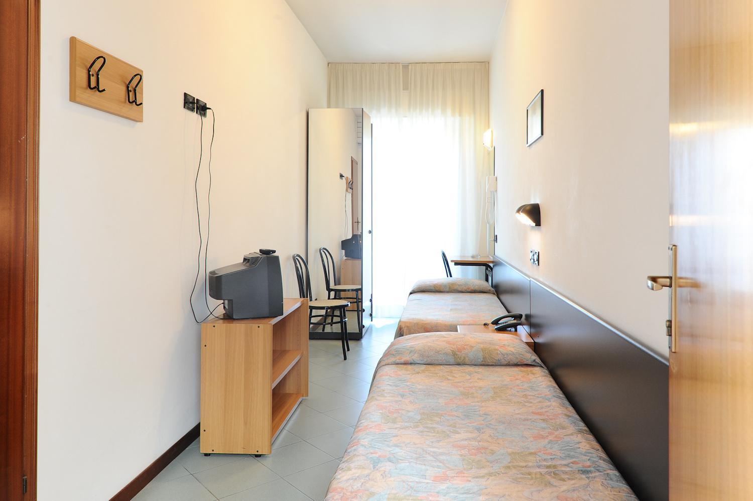Economy Twin Room - Photo 6
