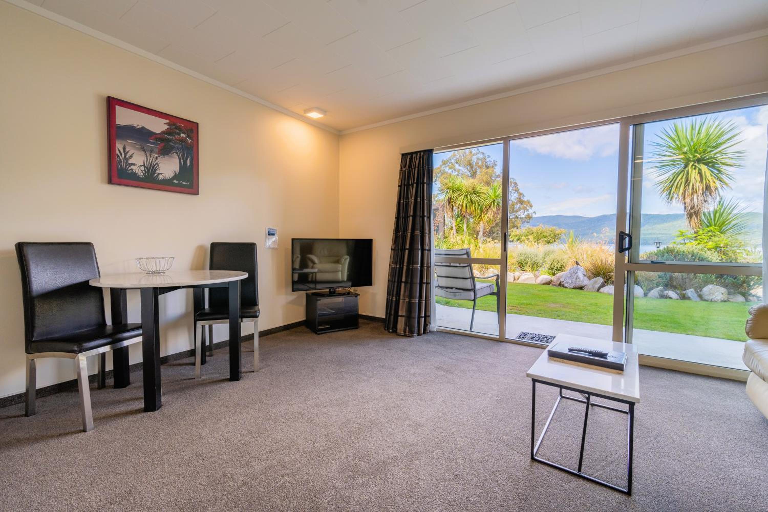 Super King One-Bedroom Apartment - Downstairs Lake & Garden View photo 2