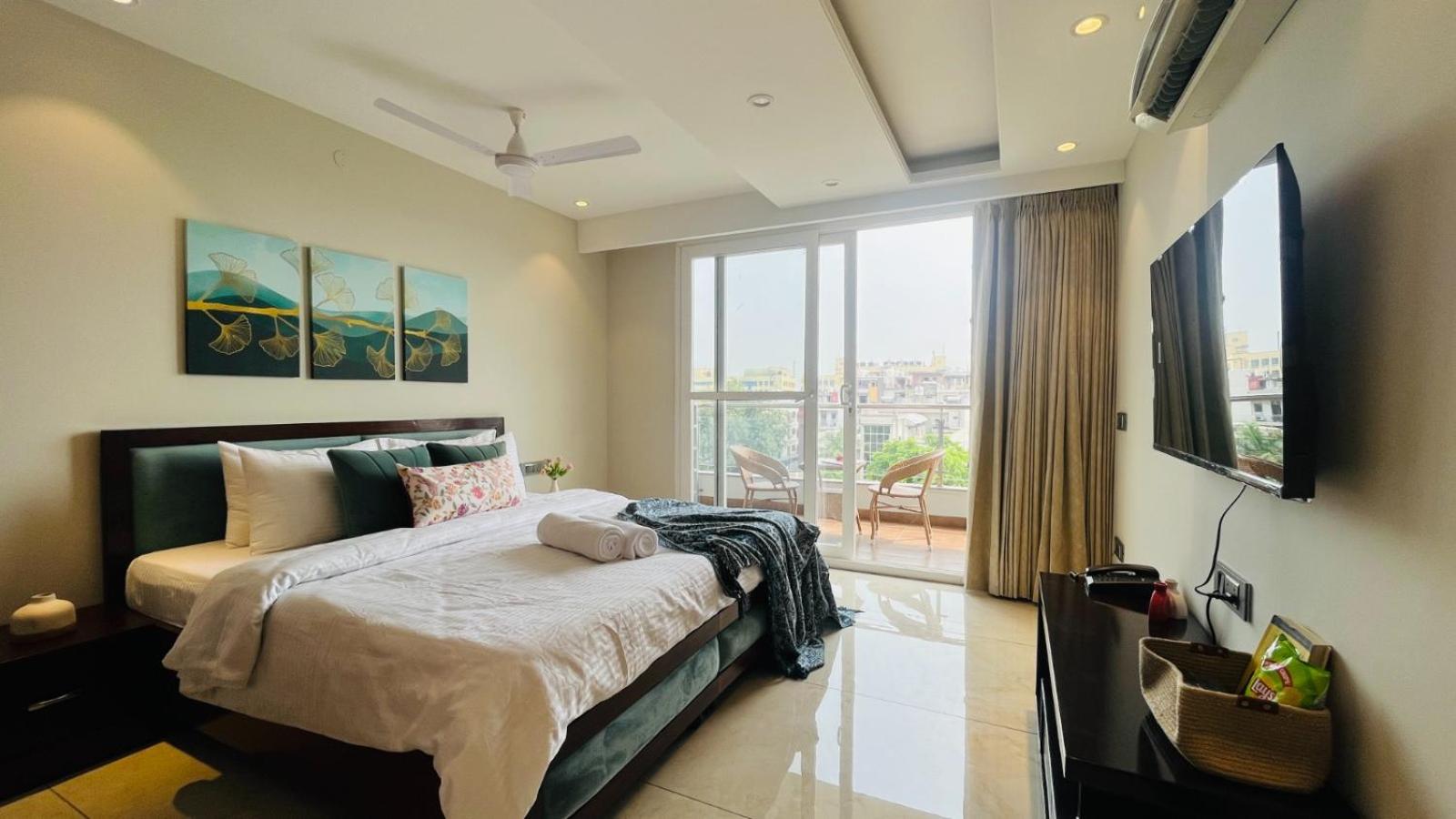 King Suite with Balcony photo 2