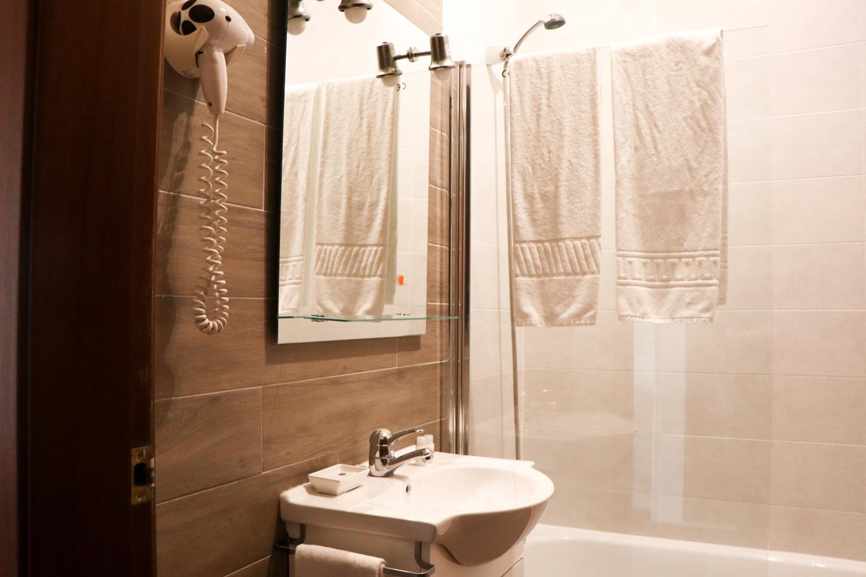 Available room thumbnail 6