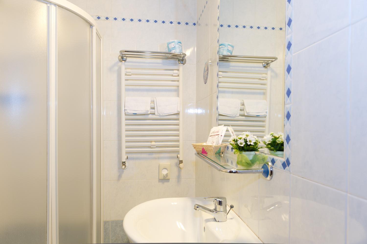 Quadruple Room - Photo 11