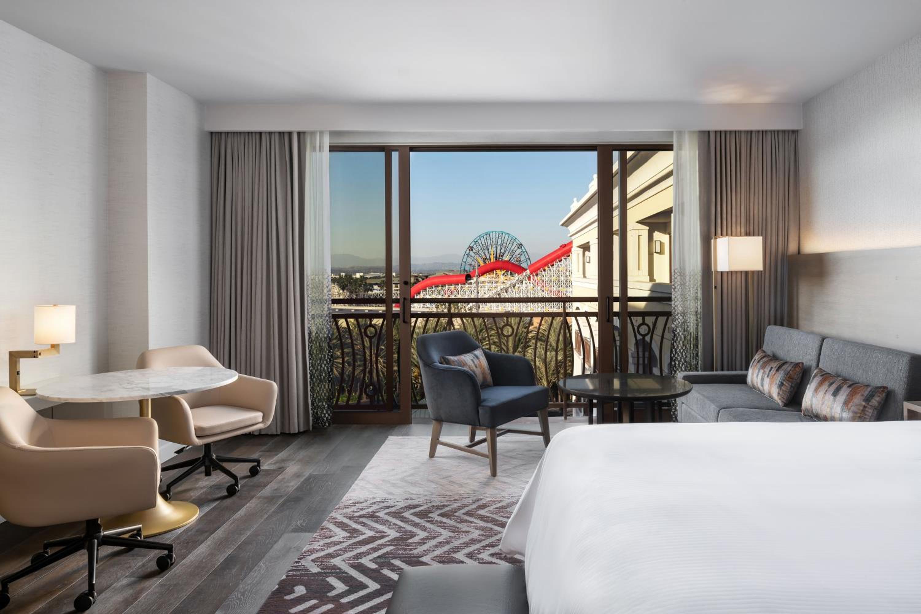 Theme Park View, Larger Studio, 1 King, Sofa bed - Photo 1