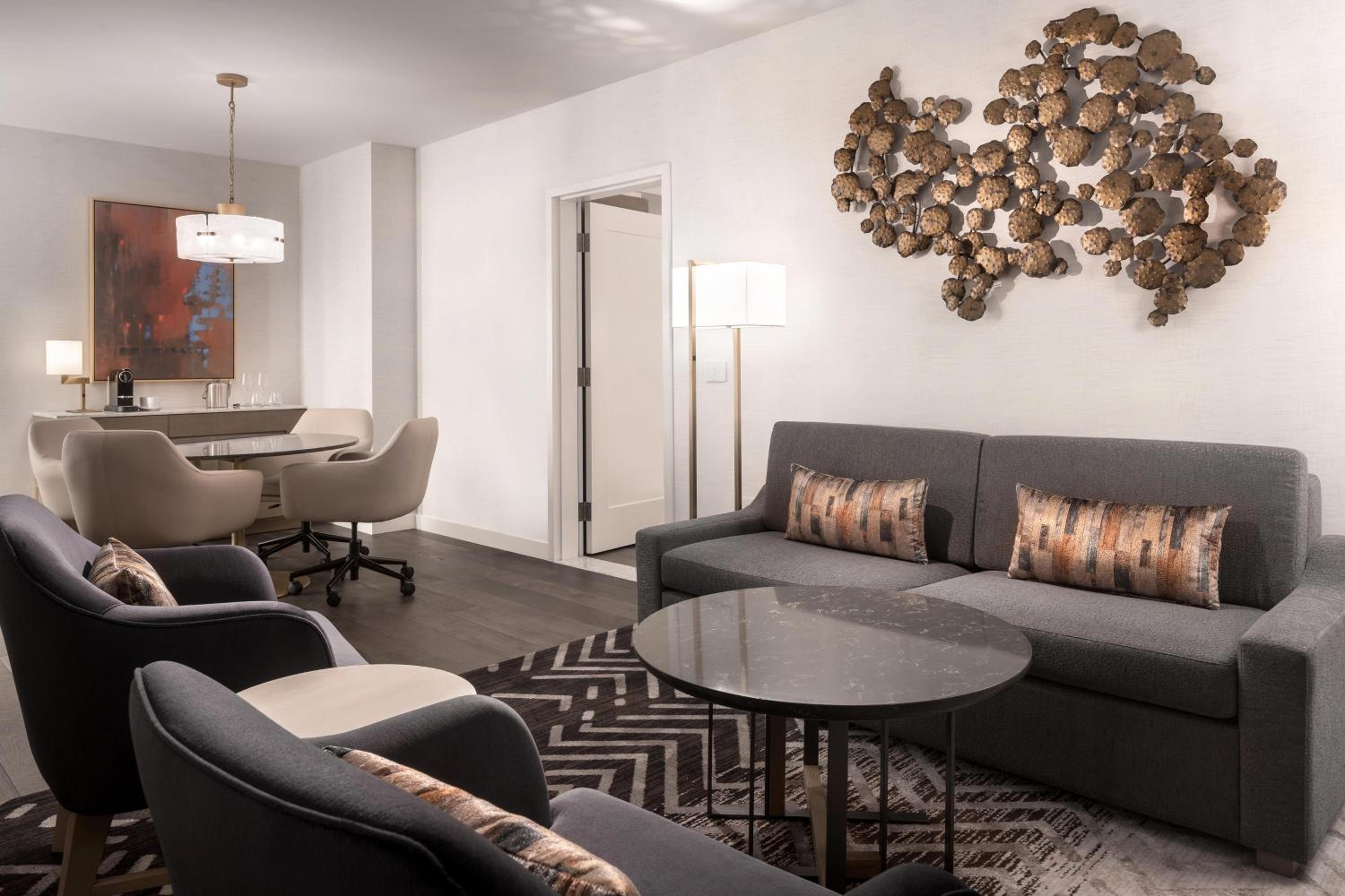 1 Bedroom Suite, 1 King, Sofa bed - Photo 1