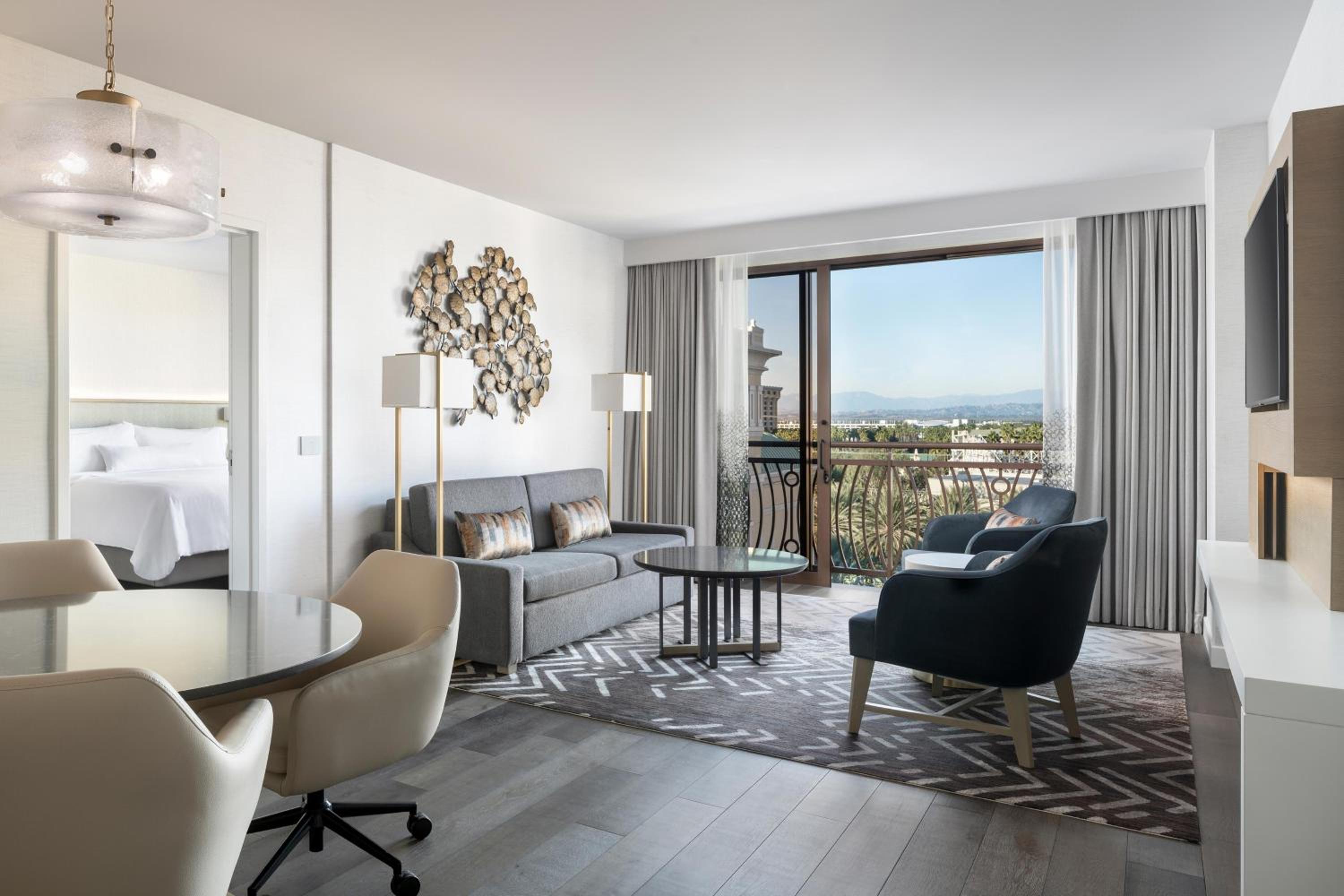 Theme Park View, 1 Bedroom Suite, 1 King, Sofa bed - Photo 2