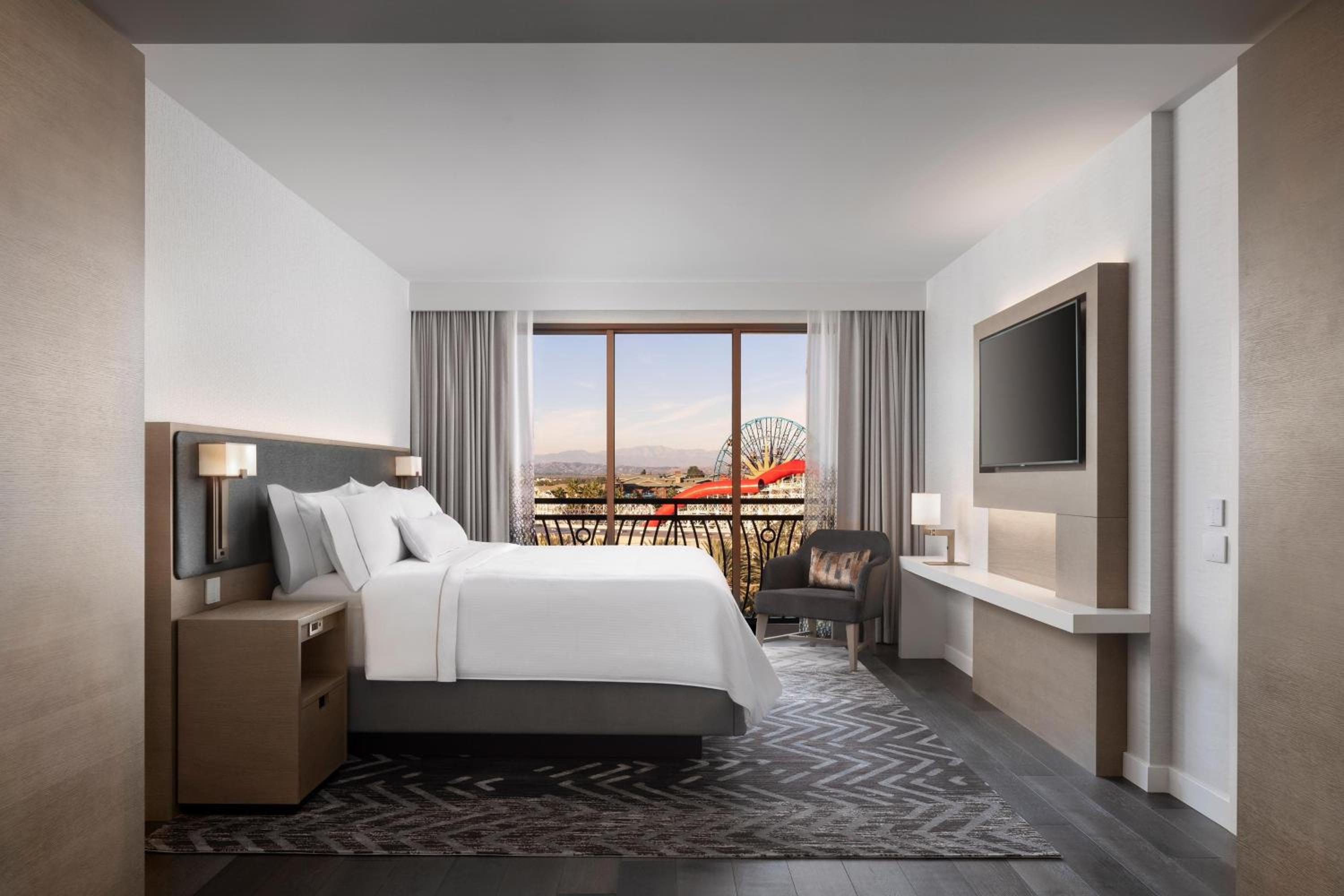 Theme Park View, 1 Bedroom Suite, 1 King, Sofa bed - Photo 1