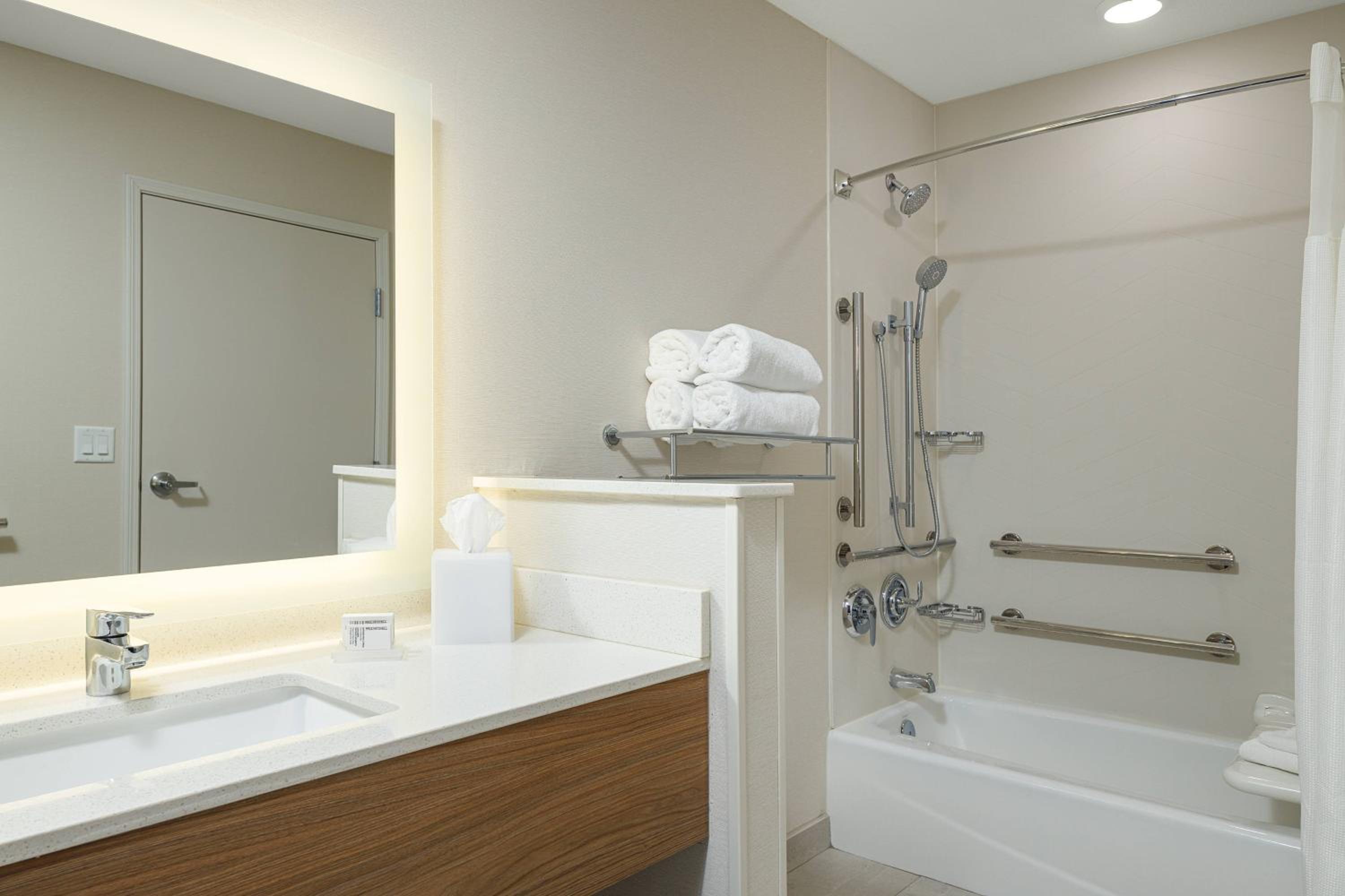 Queen Room with Two Queen Beds photo 3