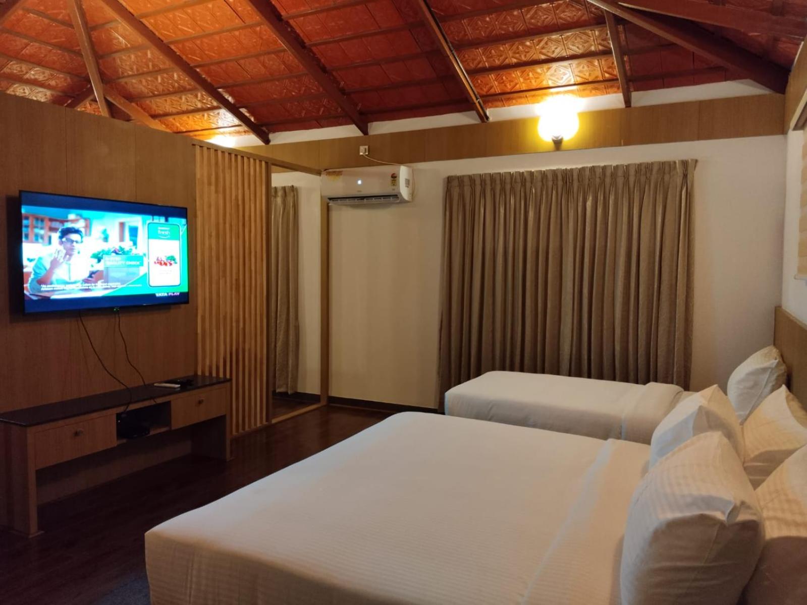 Deluxe King Room photo 1