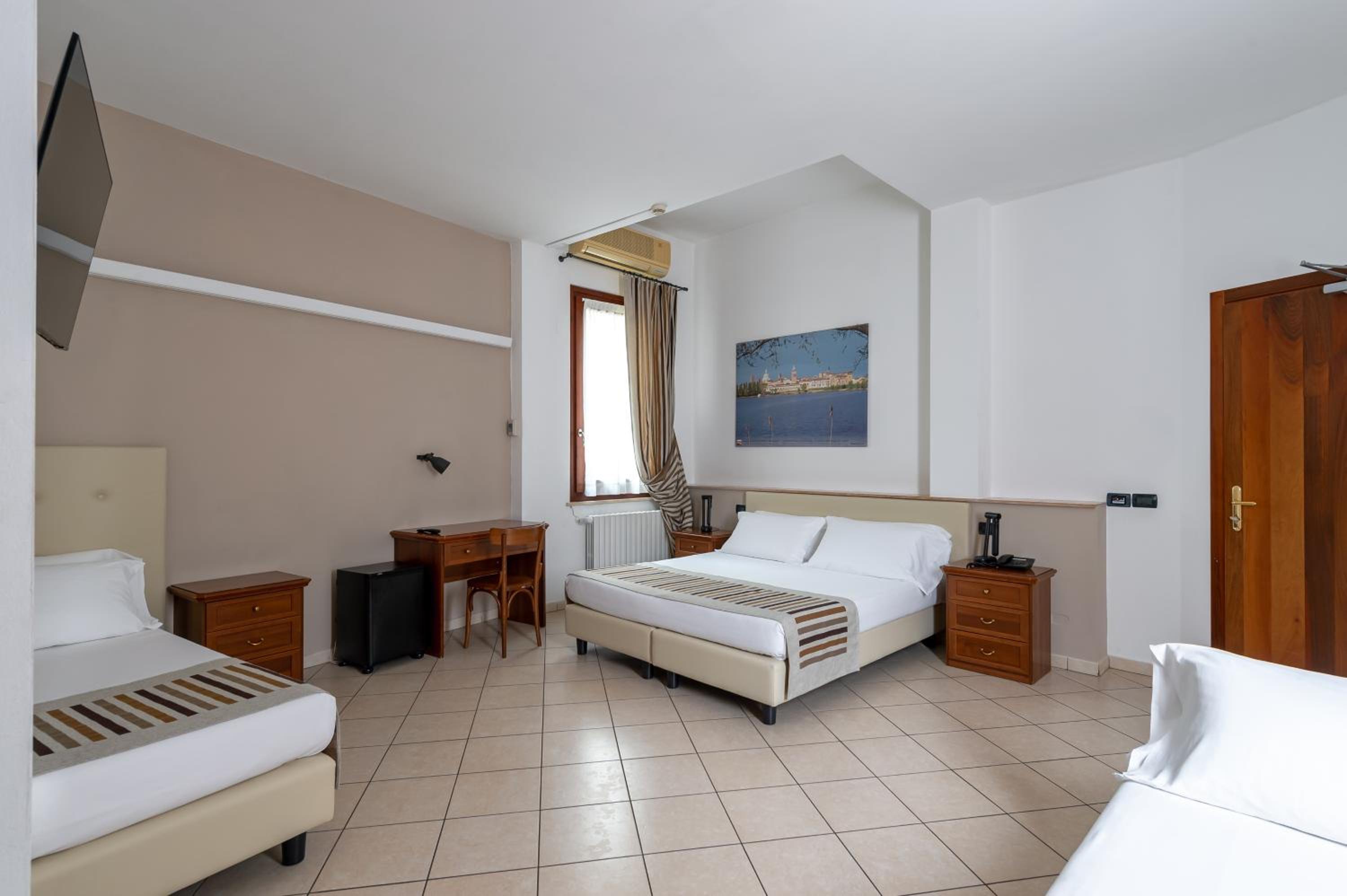 Quadruple Room - Photo 7
