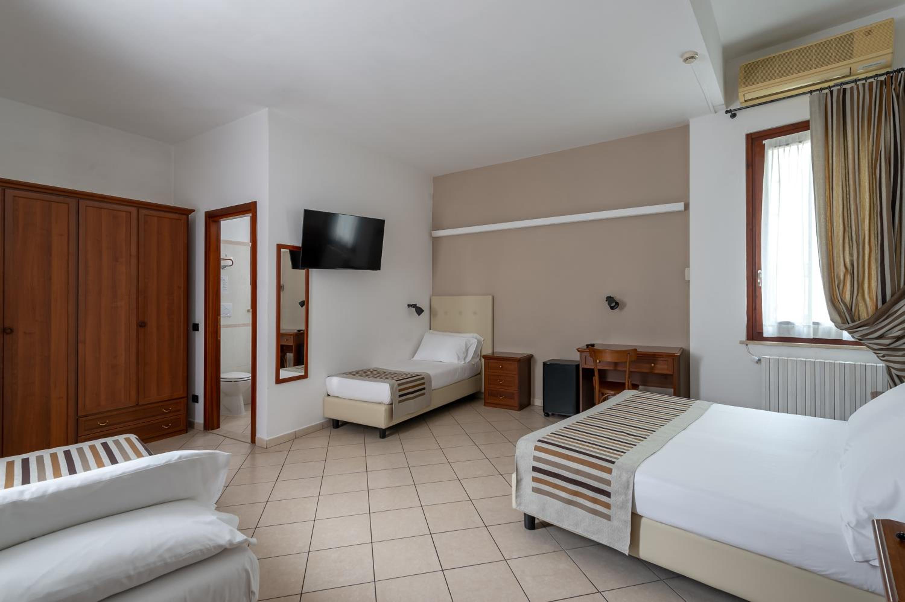 Quadruple Room - Photo 2