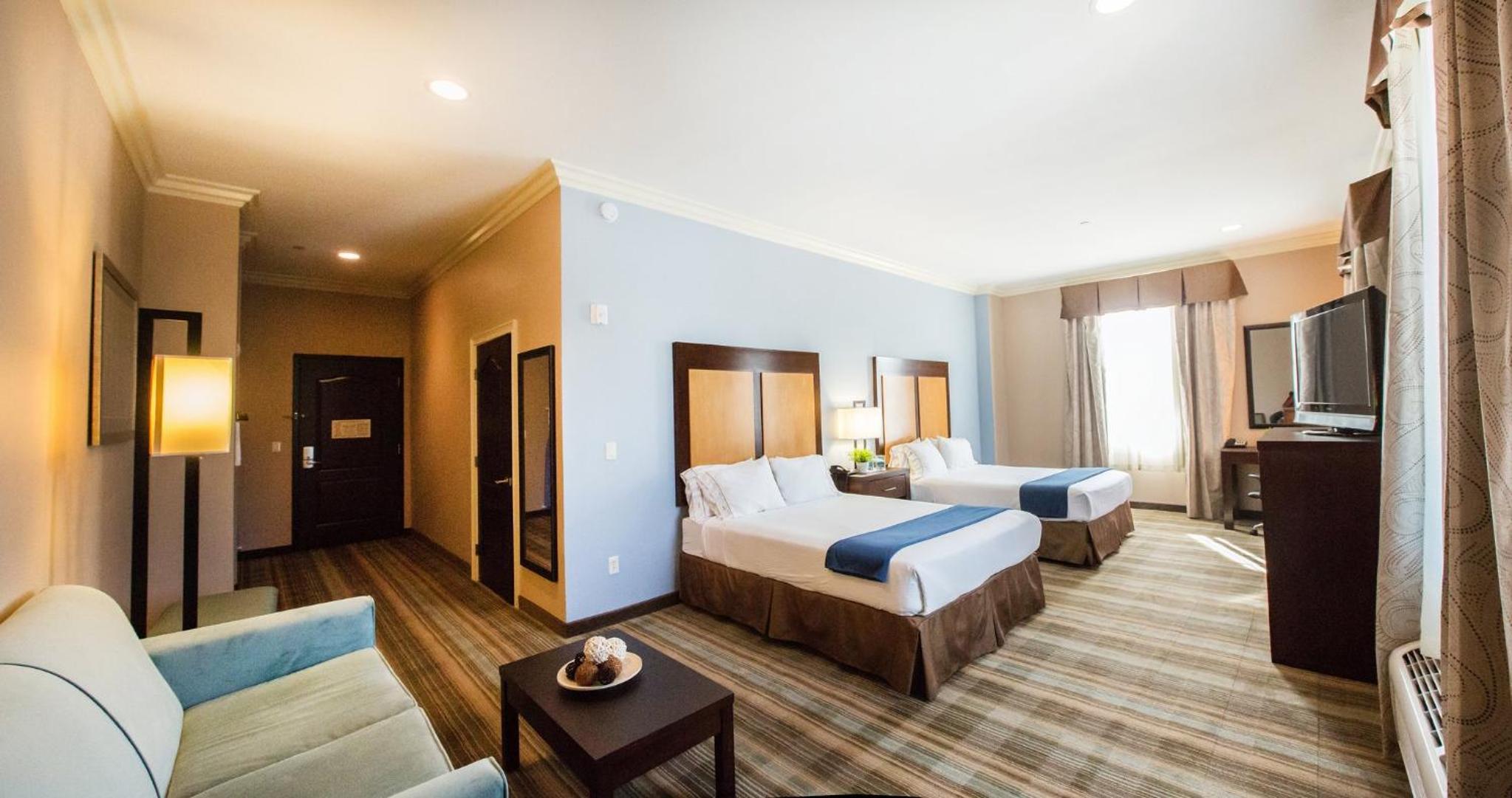 Queen Corner Suite with Two Queen Beds and Sofa Bed - Photo 1
