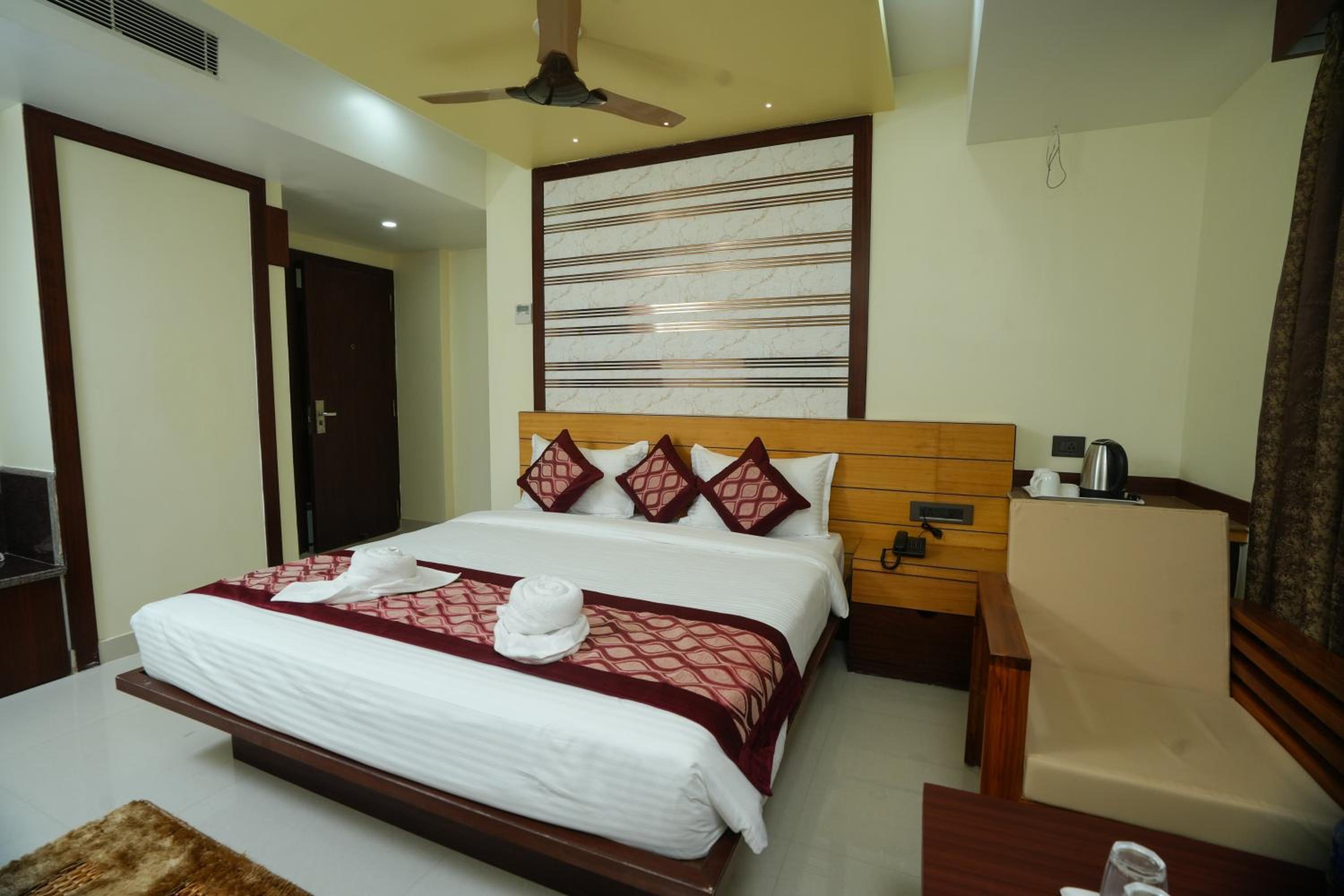 Deluxe Room - Photo 11
