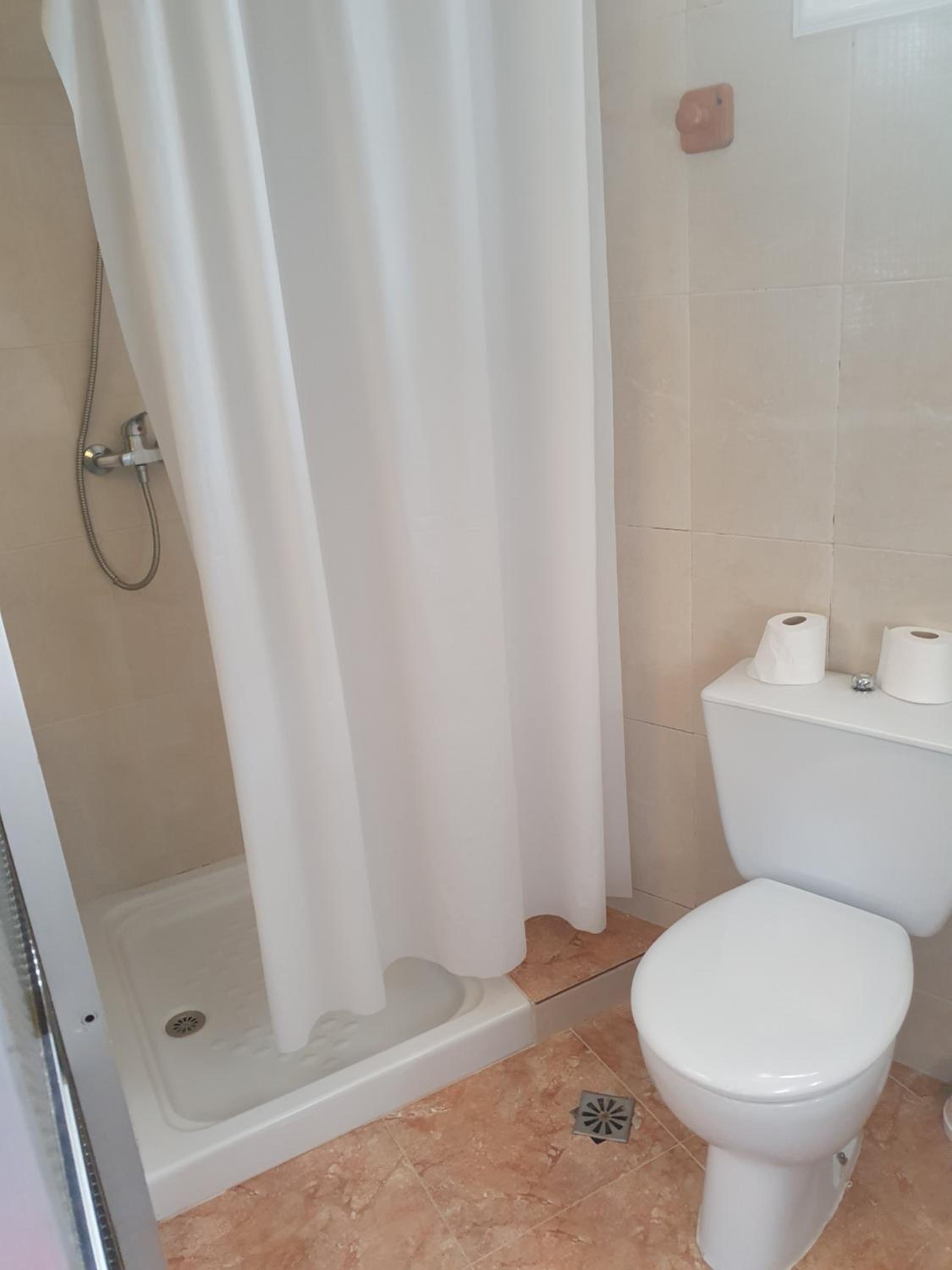 Budget Double Room with Small window - Photo 1