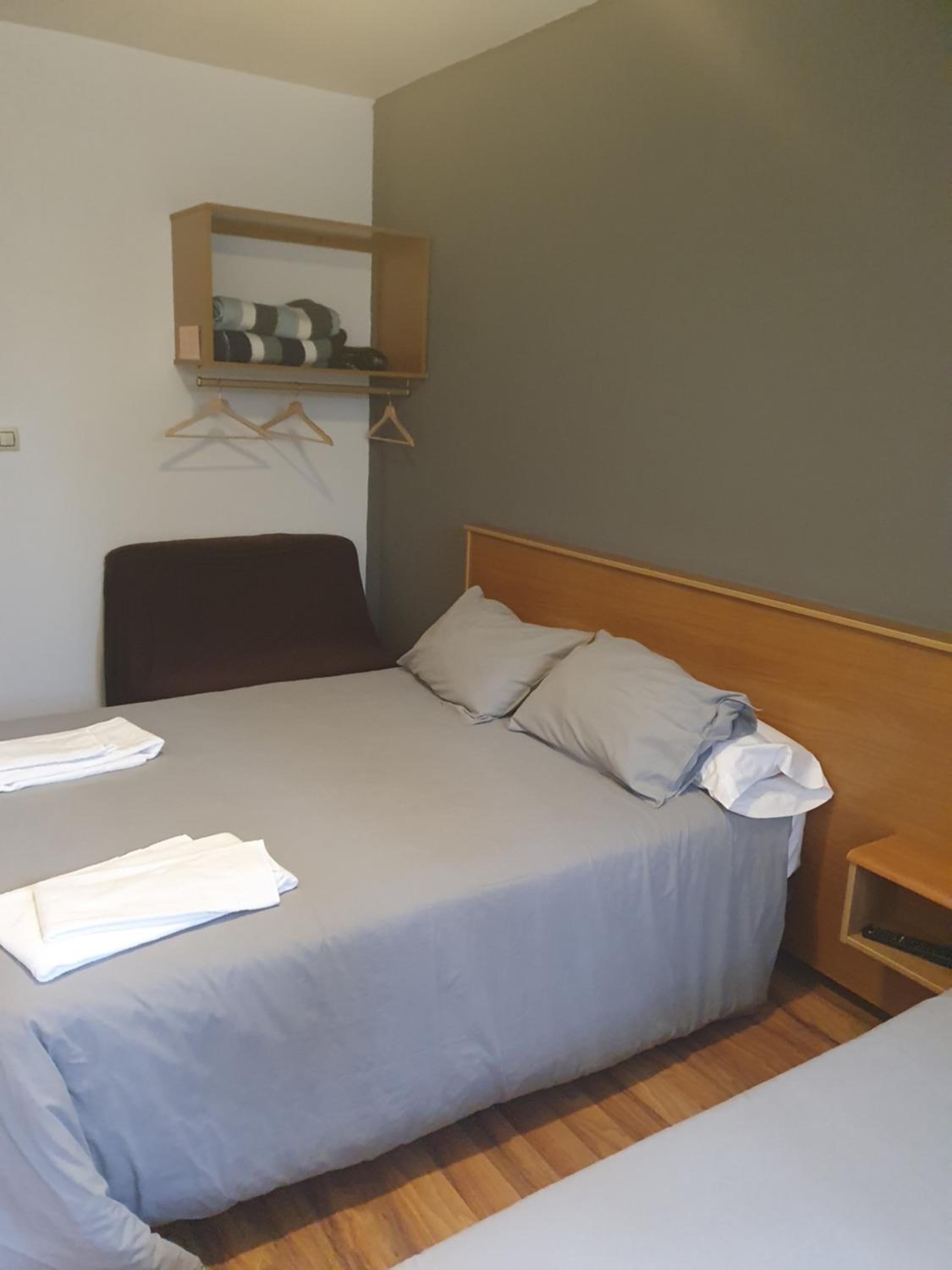 Budget Double Room with Small window - Photo 2