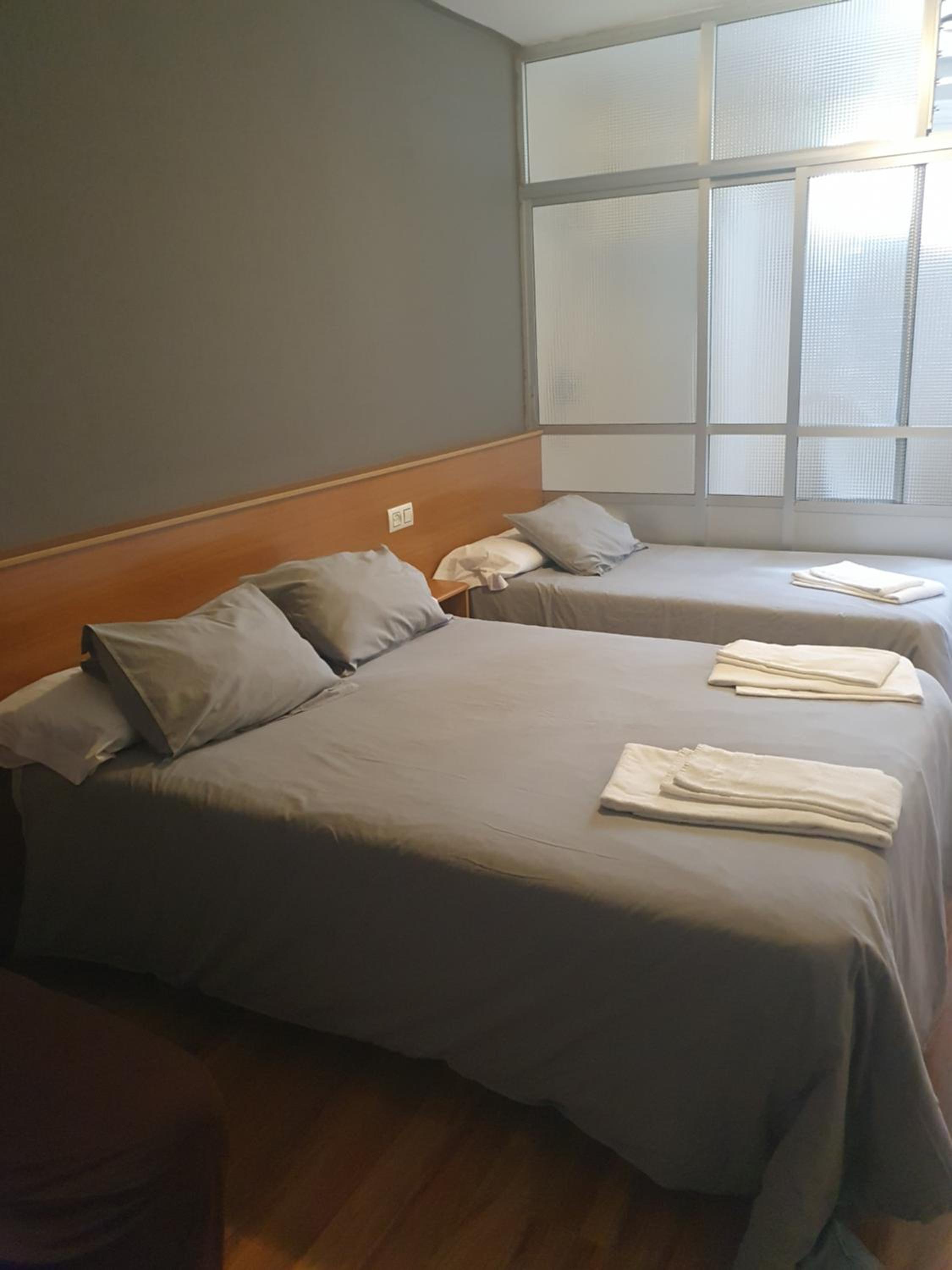 Budget Double Room with Small window - Photo 3