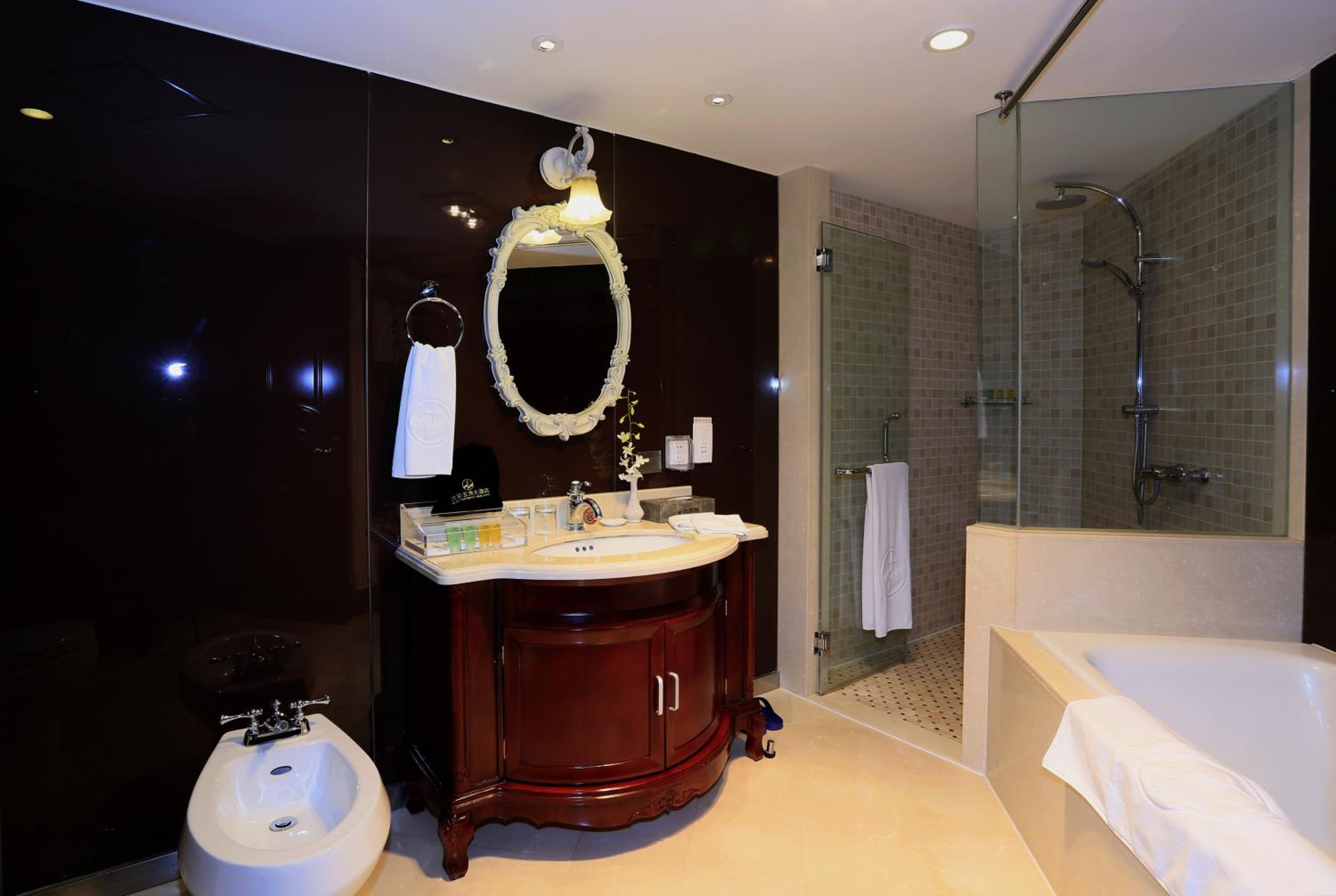 Deluxe Suite - Photo 5