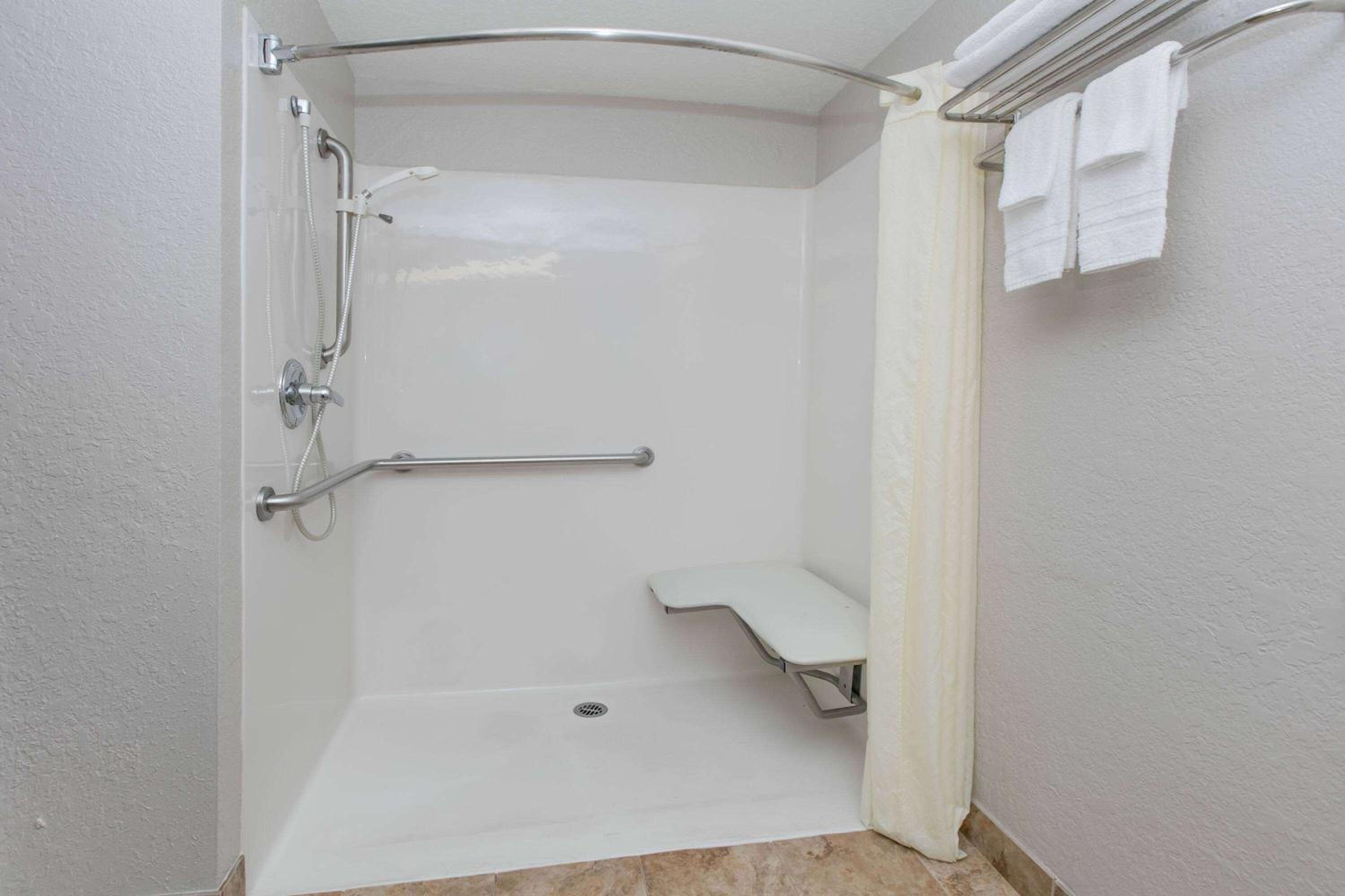King Room With Roll-In Shower - Mobility Access/Non-Smoking