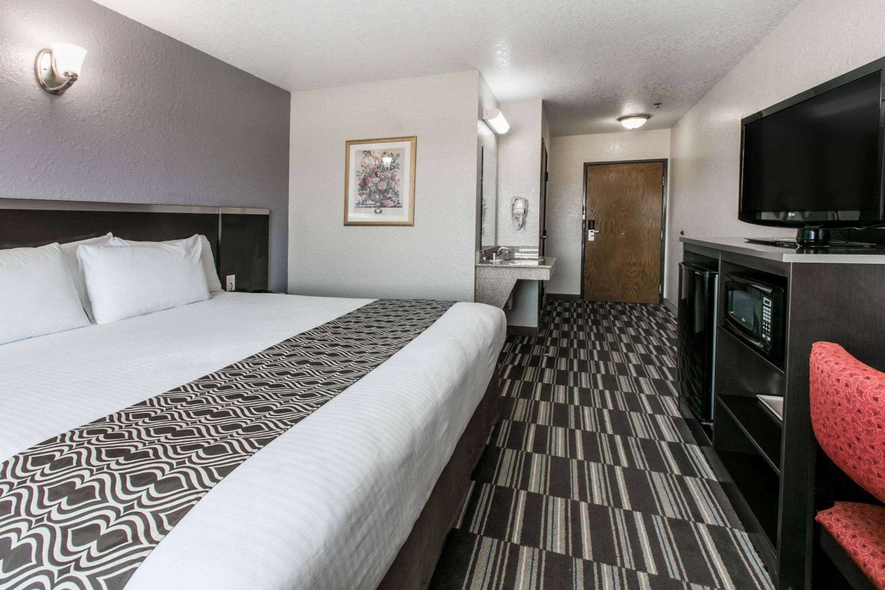King Room With Roll-In Shower - Mobility Access/Non-Smoking photo 3