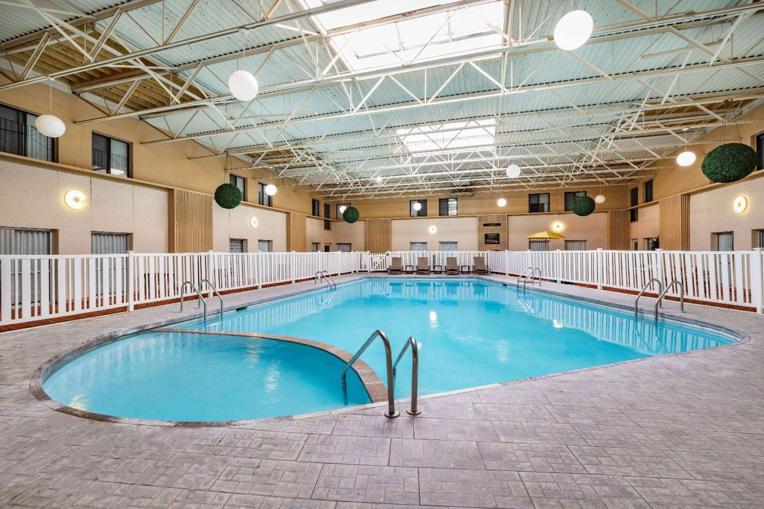 Poolside Queen Room with Two Queen Beds - Non-Smoking - Photo 2