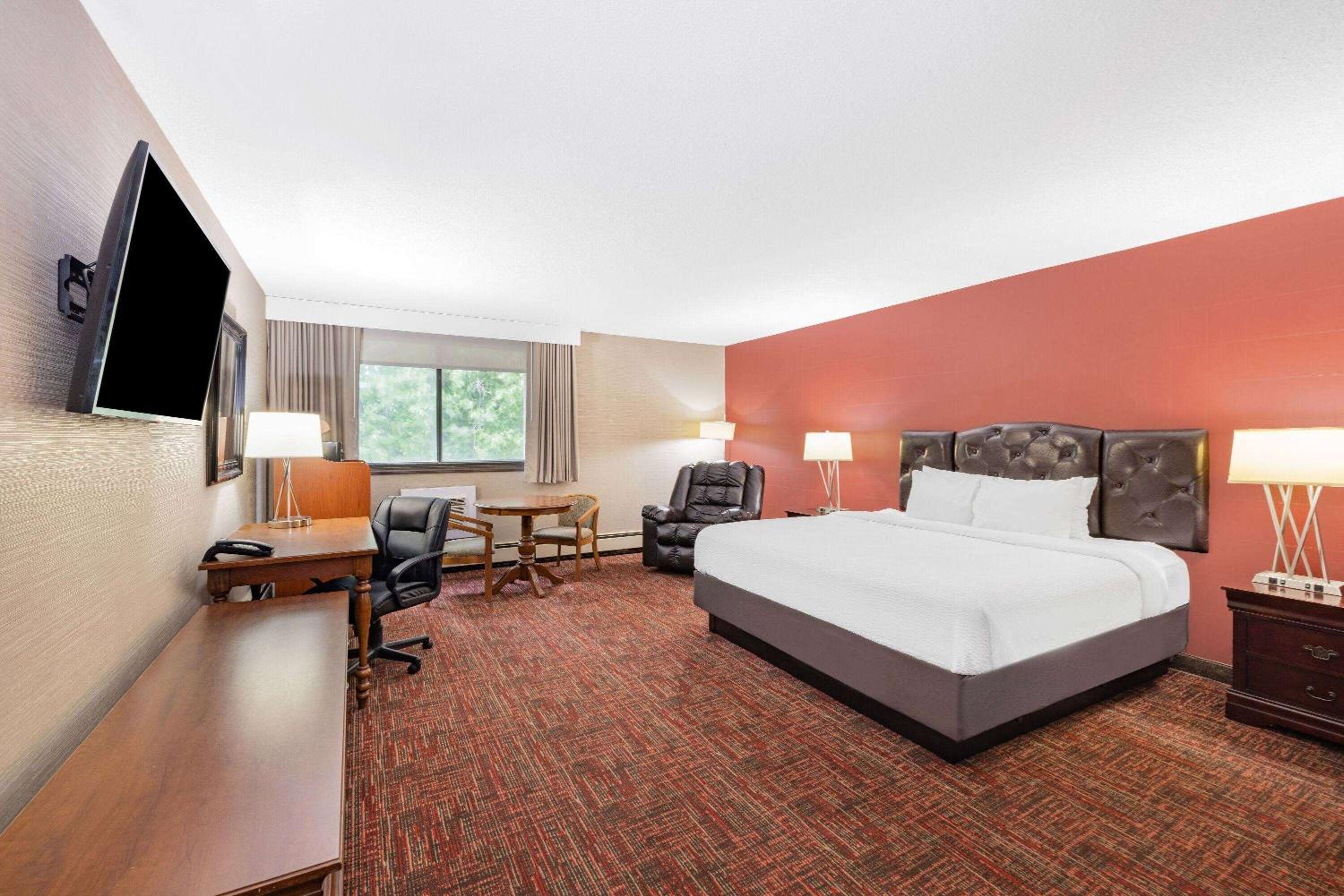Deluxe King Room, Non-Smoking - Photo 5