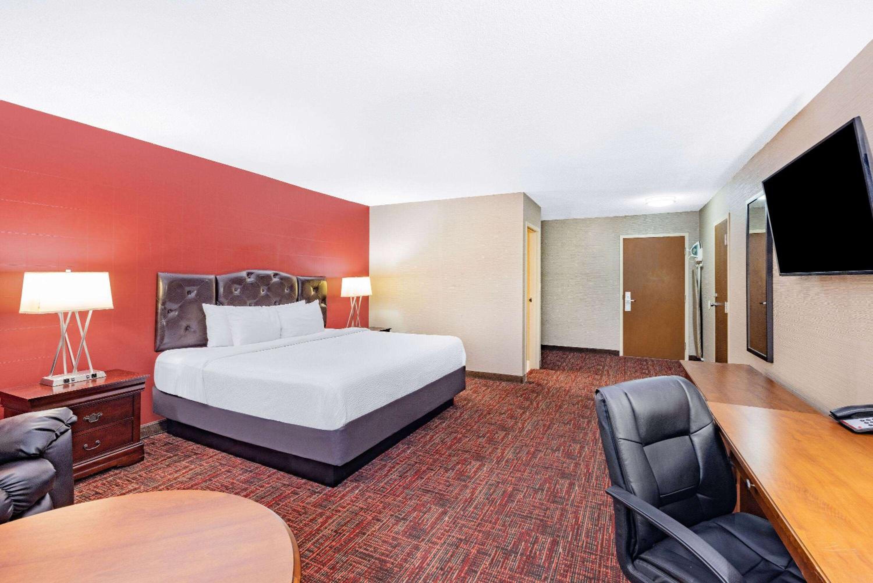 Deluxe King Room, Non-Smoking - Photo 1