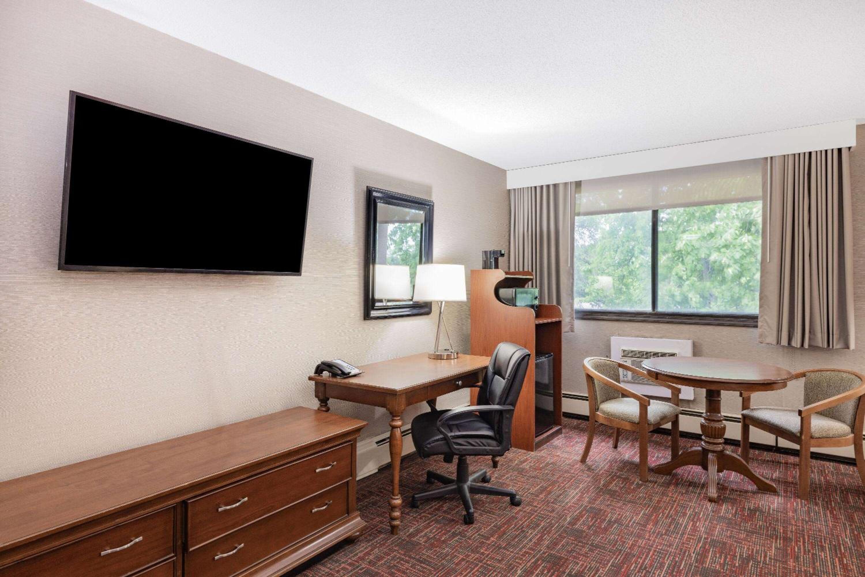 Deluxe King Room, Non-Smoking - Photo 2