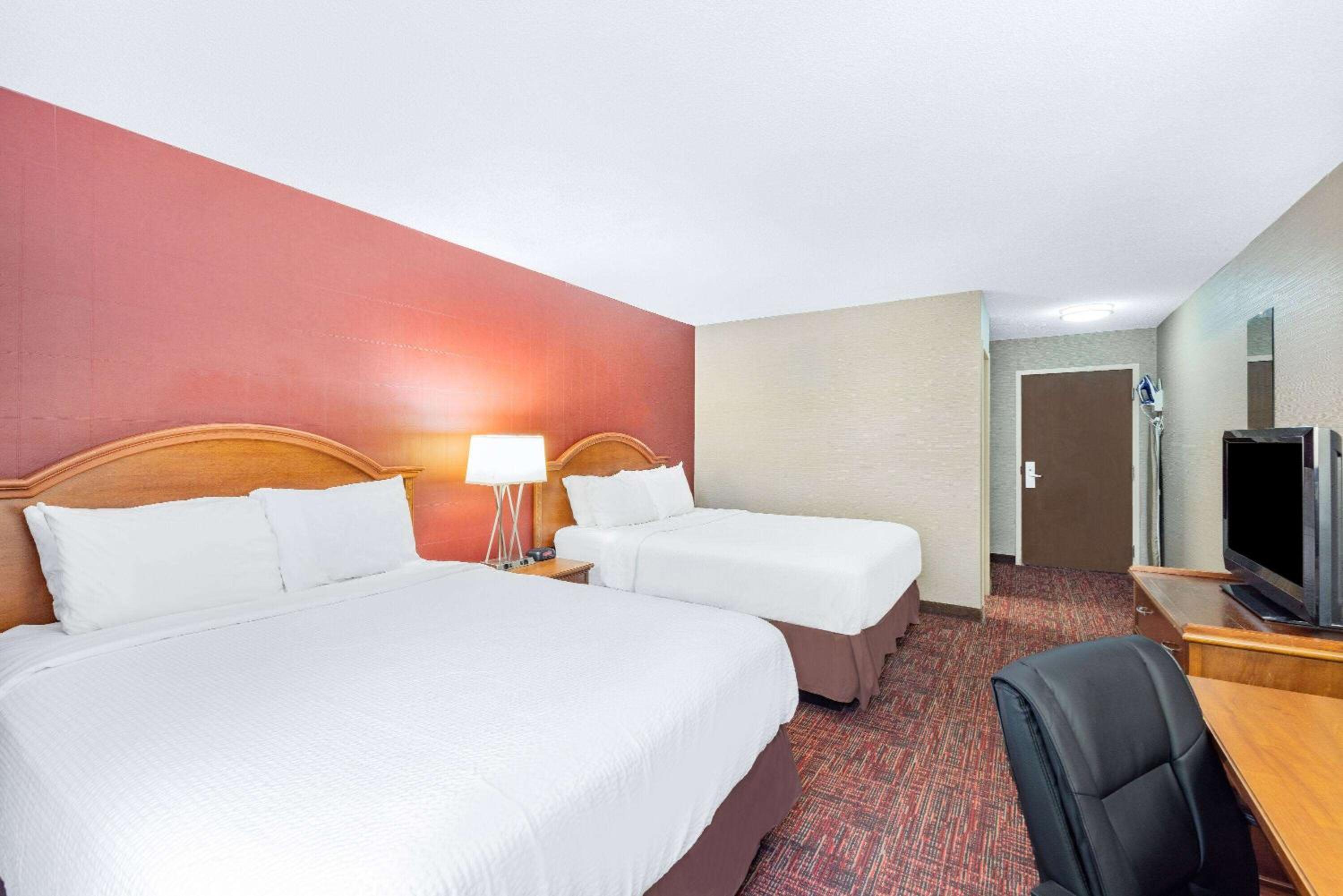 Twin Room with 2 Queen Beds, Non-Smoking - Photo 4