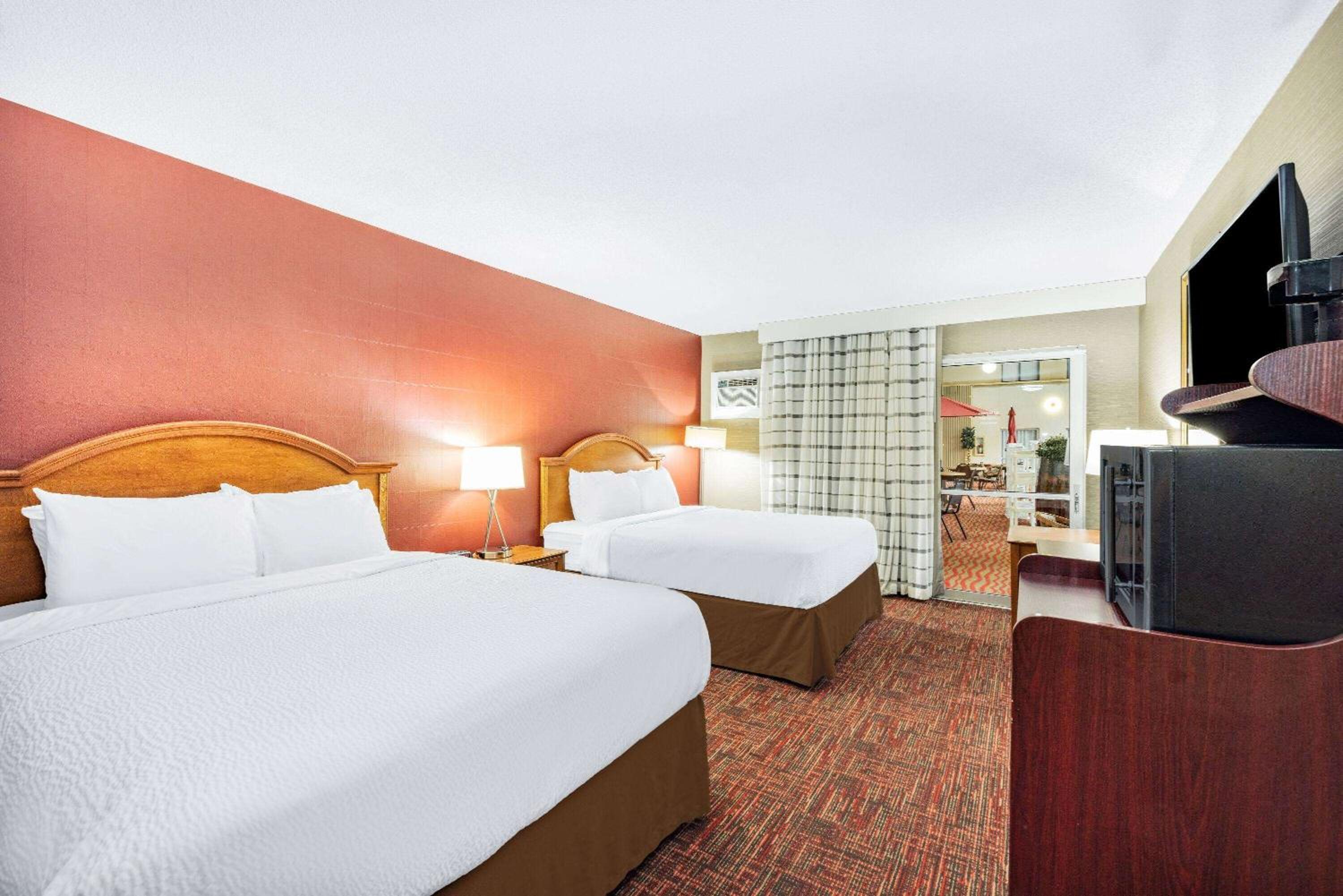 Poolside Queen Room with Two Queen Beds - Non-Smoking - Photo 1