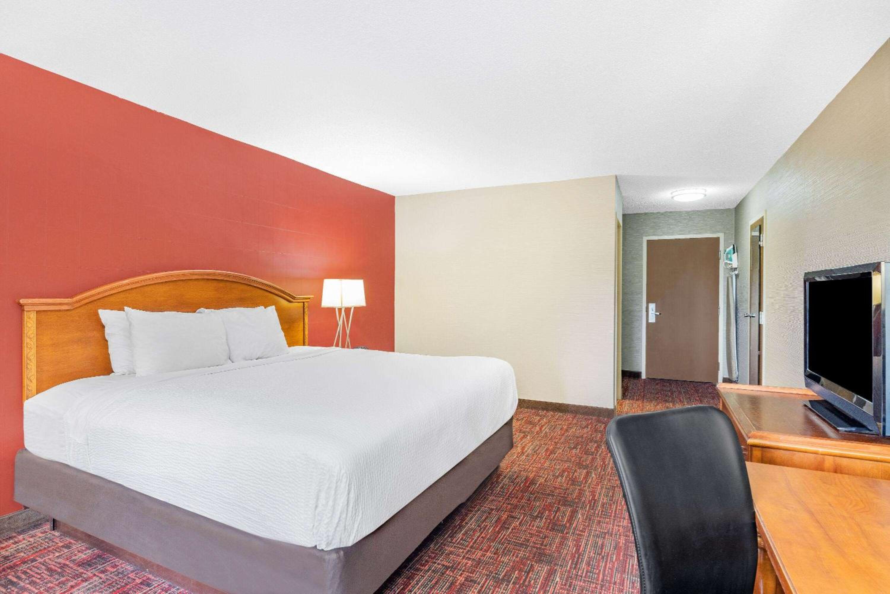 King Room, Non-Smoking - Photo 4