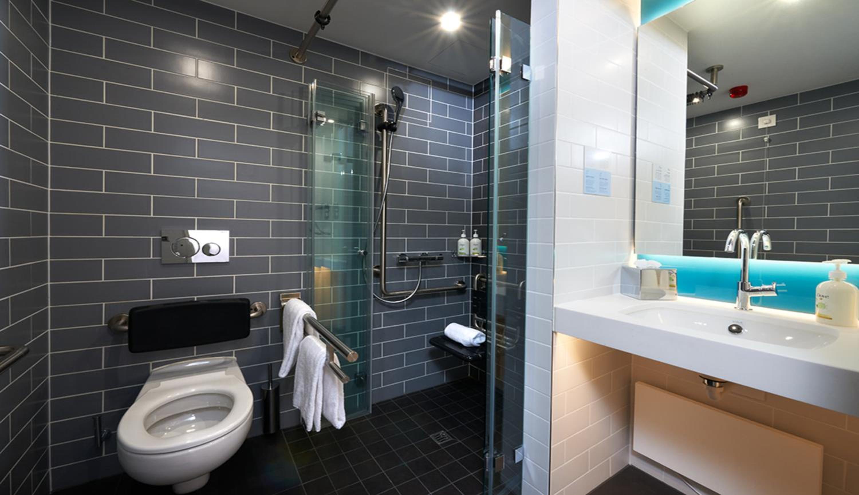 Standard Queen Room - Accessible - Photo 5
