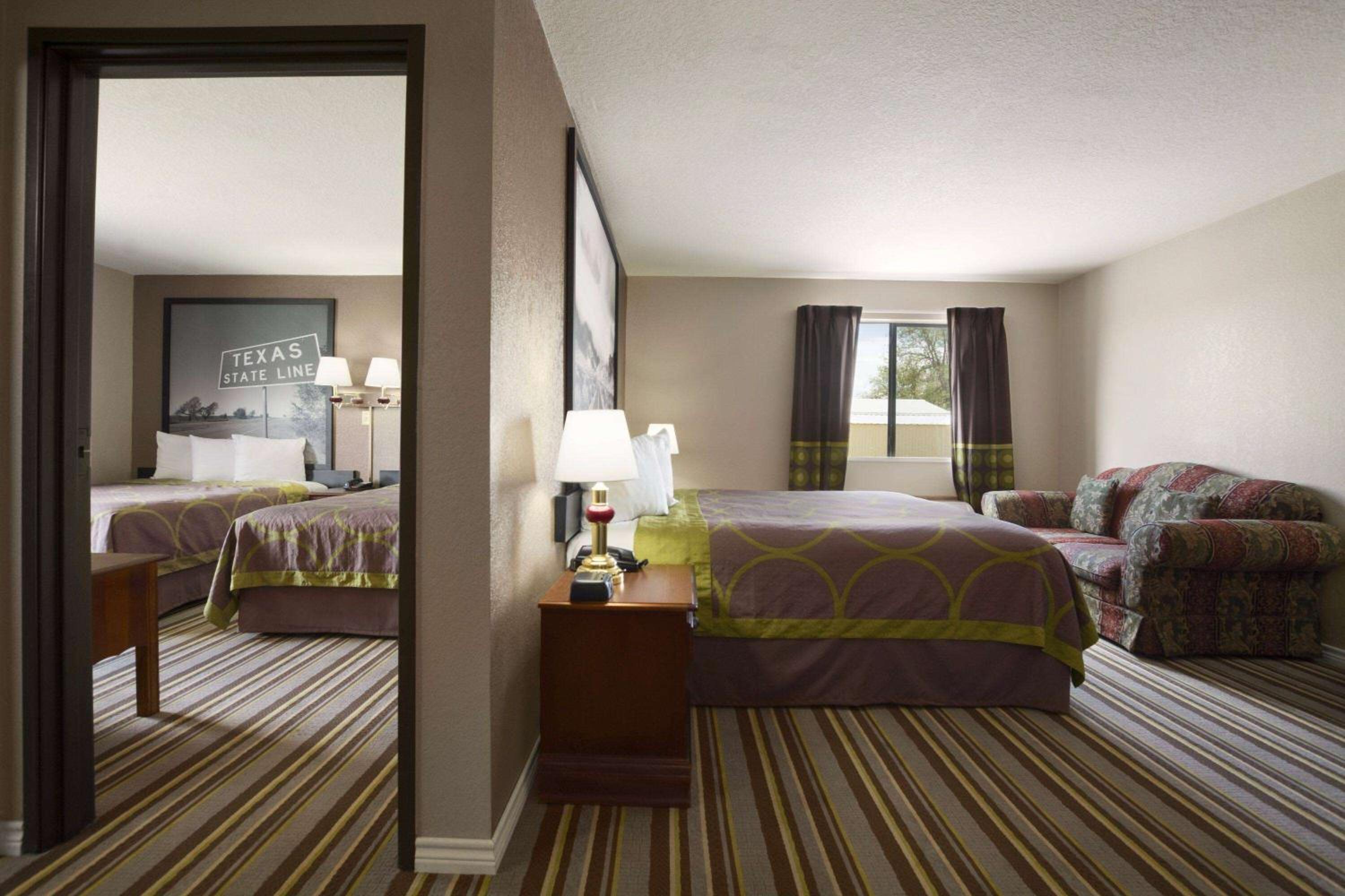 Queen Room with Three Queen Beds - Non-Smoking photo 2