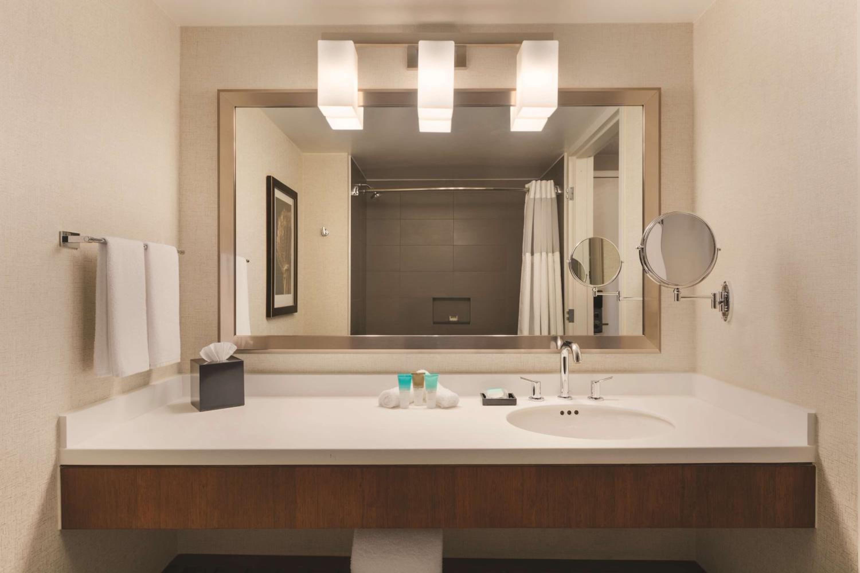 King Room with Accessible Shower - Disability Access - Photo 2