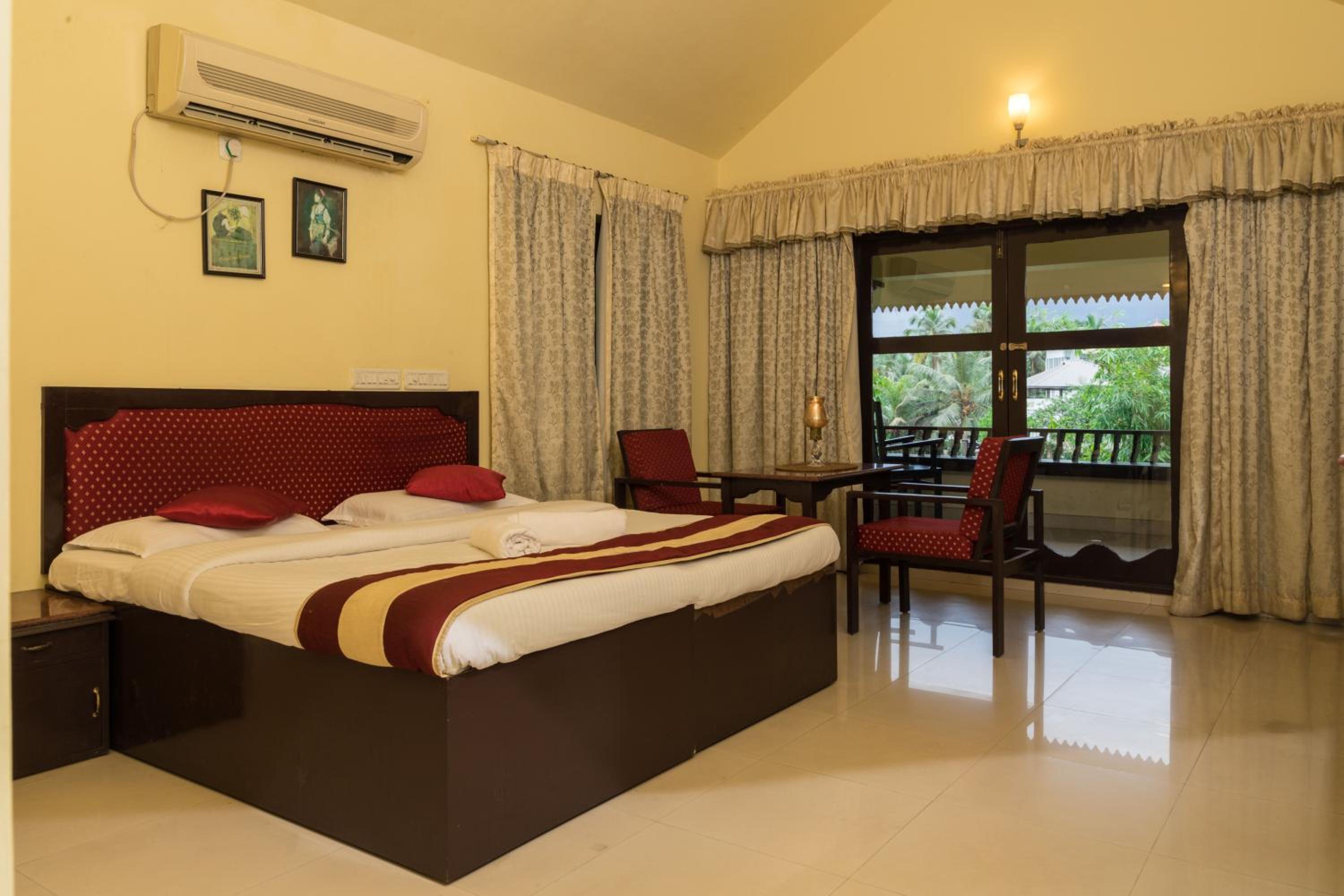 Five-Bedroom House photo 2