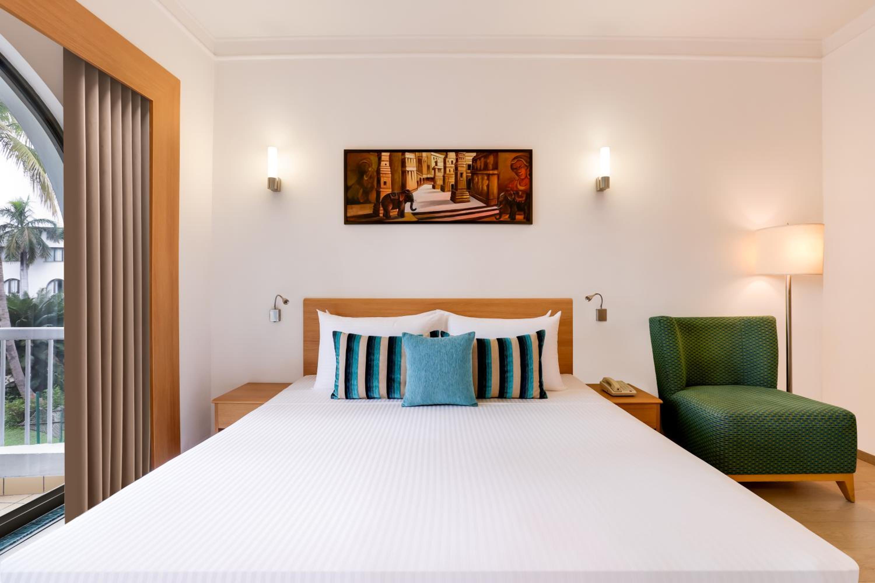 Executive Suite - Photo 4