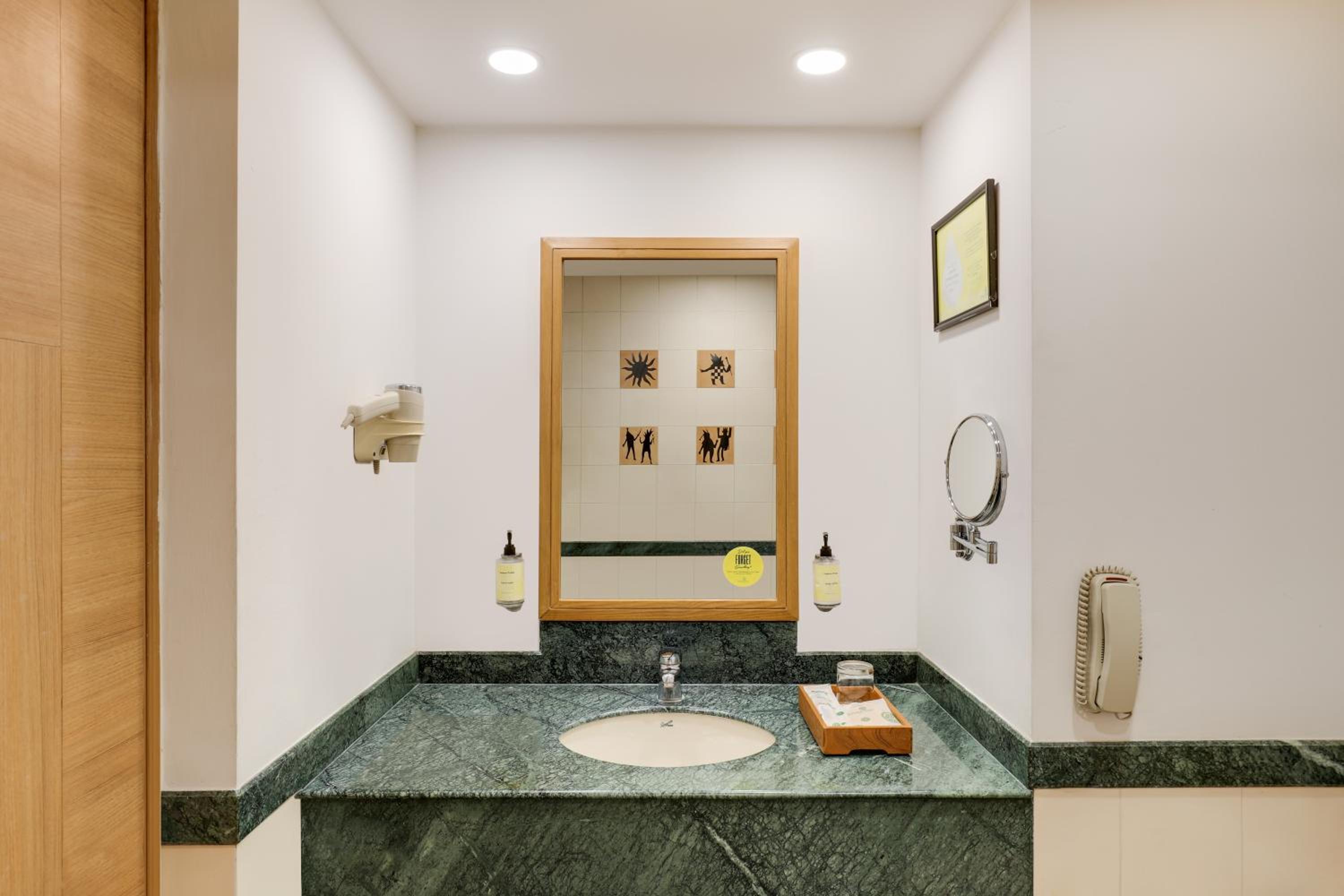 Executive Twin Room with Balcony (10% discount on Laundry and Complimentary Hi Tea) - Photo 2