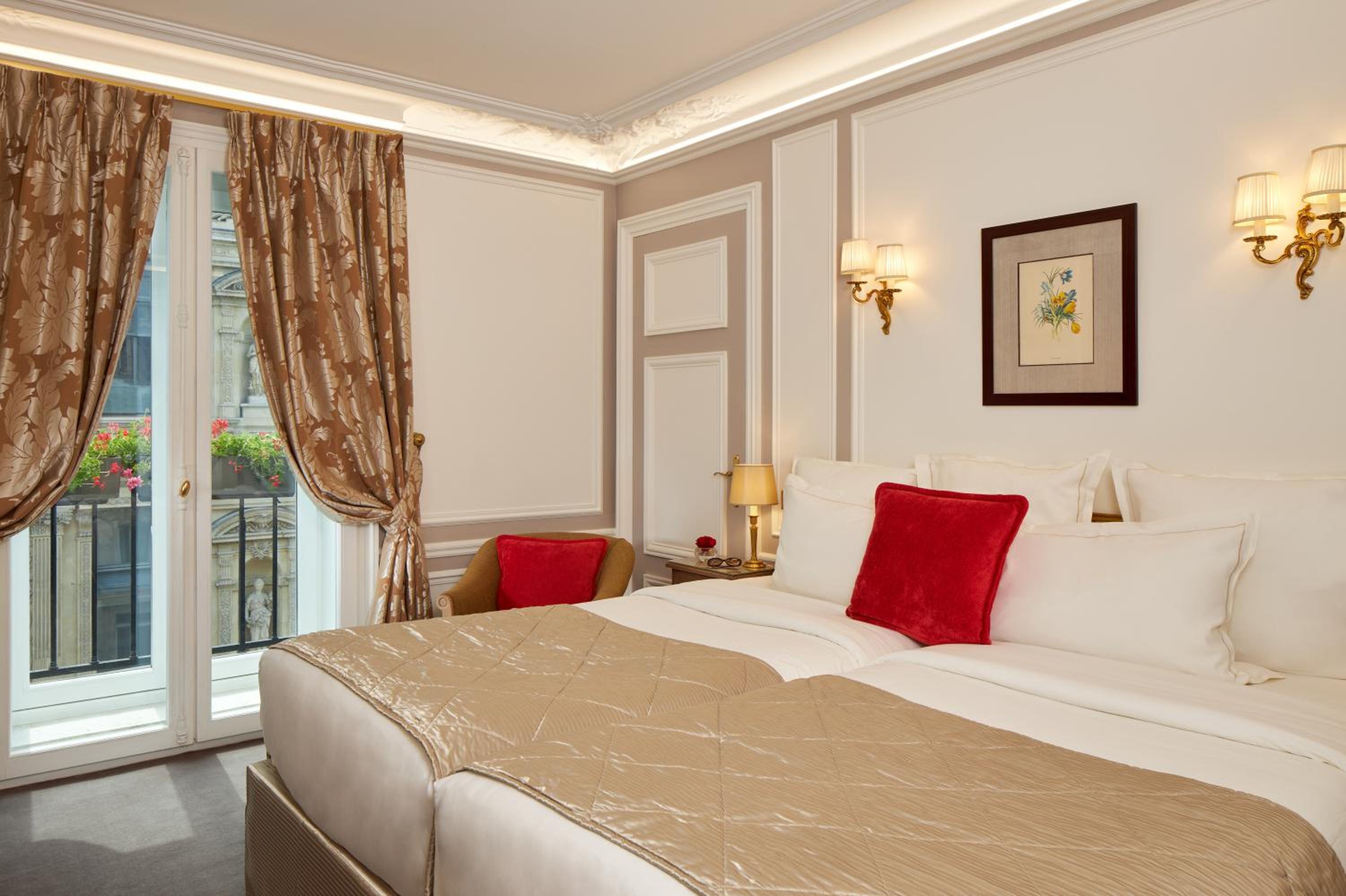  Louver Prestige Room photo 3