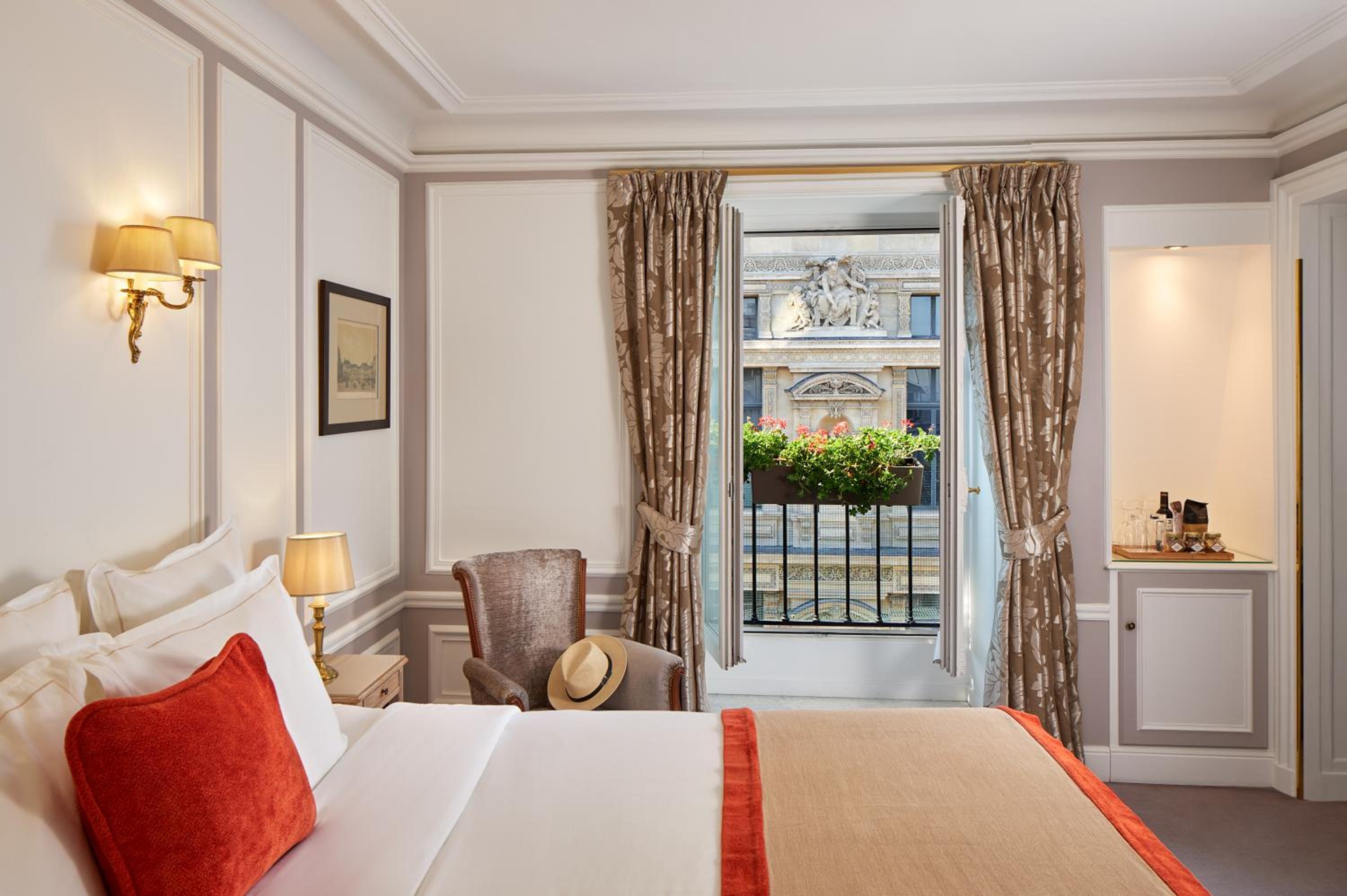  Louver Prestige Room photo 1