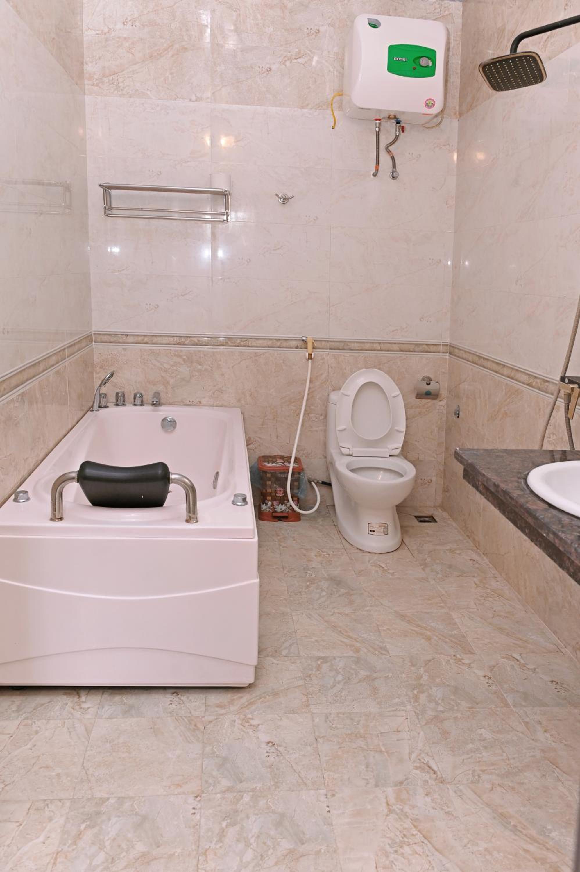 Deluxe Double Room with Bath - Photo 6