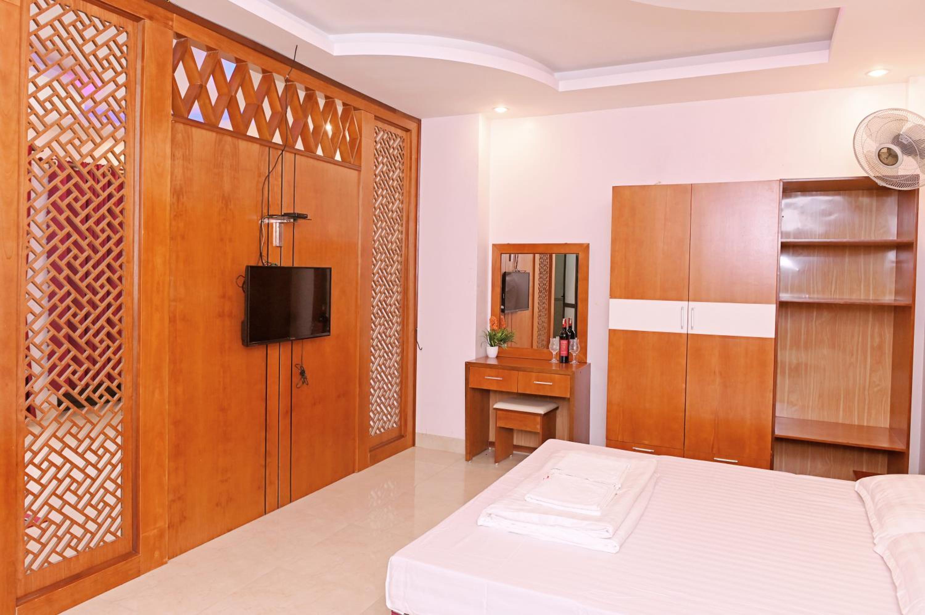 Deluxe Double Room with Bath - Photo 7